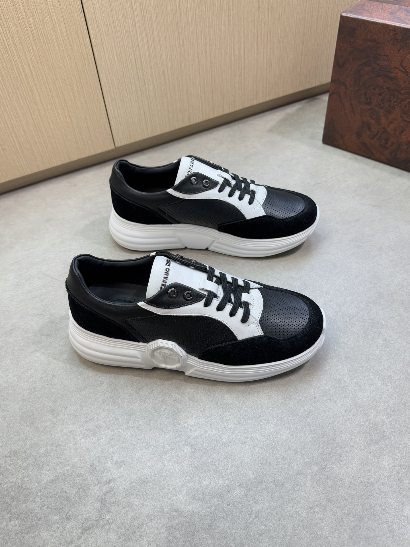 NO:355456,【Stefano Ricci】Stefano Rao Nich - High-end quality Original single casual sneakers - Imported upper Napa calfskin, perforated calfskin, reverse velvet calfskin, tongue brand logo metal fastener - Inner water dyed cowhide - Outsole ultra-light TPU foam; molded outsole - Ultra-high quality control · Fine workmanship highlighted (high-end · noble · grade) -Size 39-44 (38, 45, custom made) ·ST0185,,sneakers,cowhide19860909【Stefano Ricci】史蒂芬劳·尼治 -高端品质 原单休闲运动鞋 -鞋面进口纳帕小牛皮、打孔小牛皮、反绒小牛皮、鞋舌品牌logo金属扣件 -内里水染牛皮 -大底超轻TPU发泡；成型大底 -超高品控·做工精细凸显(高端·贵气·档次) -Size 39-44（38,45,可订做)·ST0185,,sneakers,cowhide,Men's shoes