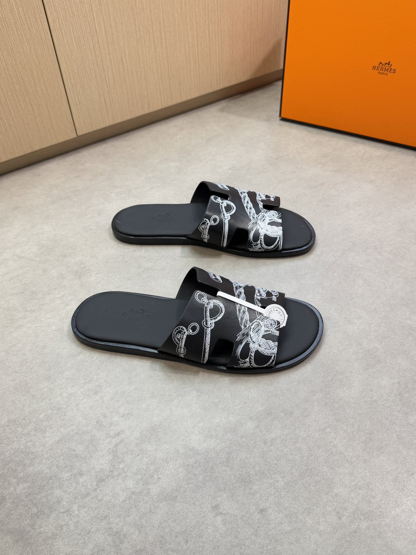 NO:356157,【HERMES】Hermes - High-end quality·Original casual sandals -Environmental Napa calf leather, forged H totem, 3D color printing brand totem -Inner water dyed cowhide -Outside ultra-light leather·Packed leather TPU water table; Combined molded leather outsole -Ultra-high quality control·fine workmanship highlighted (high-end, noble, grade) -Size 39-44 (38,45,46,47, customized)·H0199,,hermes,hermes,slippers,cowhide,Leather soles19860909【 HERMES】爱马仕 -高端品质·原单休闲凉拖鞋 -鞋面环保纳帕小牛皮、锻造H图腾、3D彩印品牌图腾 -内里水染牛皮 -大底超轻真皮·包真皮TPU水台；组合成型真皮大底 -超高品控·做工精细凸显(高端·贵气·档次) -Size 39-44（38,45,46,47,订做)·H0199,,hermes,hermes,slippers,cowhide,Leather soles,Men's shoes