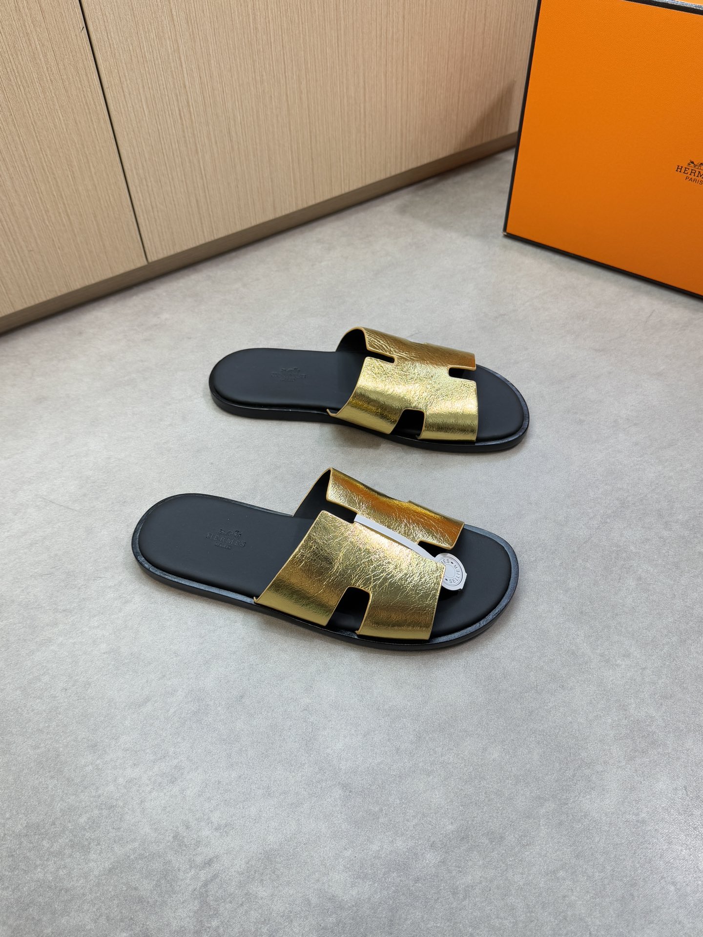 NO:356171,【HERMES】Hermes - High-end quality·Original casual sandals -Silver Napa calfskin, forged H totem, 3D color printing brand totem -Inner water dyed cowhide -Outside ultra-light leather·Packed leather TPU water table; Combined molded leather outsole -Ultra-high quality control·fine workmanship highlighted (high-end, noble, grade) -Size 39-44 (38,45,46,47, customized)·H0199,,hermes,hermes,slippers,cowhide,Leather soles19860909【 HERMES】爱马仕 -高端品质·原单休闲凉拖鞋 -鞋面银色纳帕小牛皮、锻造H图腾、3D彩印品牌图腾 -内里水染牛皮 -大底超轻真皮·包真皮TPU水台；组合成型真皮大底 -超高品控·做工精细凸显(高端·贵气·档次) -Size 39-44（38,45,46,47,订做)·H0199,,hermes,hermes,slippers,cowhide,Leather soles,Men's shoes