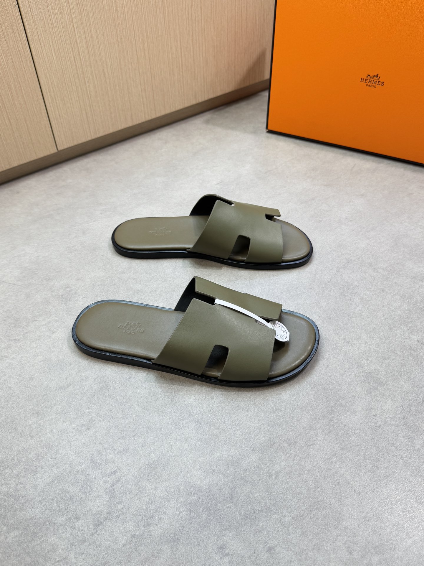 NO:356188,【HERMES】Hermes - High-end quality·Original casual sandals - Upper Napa calfskin, forged H totem, 3D color printing brand totem - Inner water dyed cowhide - Outsole ultra-light leather·cover genuine leather TPU water table; Combined molding genuine leather outsole - Ultra-high quality control·fine workmanship highlighted (high-end, noble, grade) -Size 39-44 (38, 45, 46, 47, customized)·H0199,, hermes, hermes, slippers, cowhide, Leather soles19860909【 HERMES】爱马仕 -高端品质·原单休闲凉拖鞋 -鞋面纳帕小牛皮、锻造H图腾、3D彩印品牌图腾 -内里水染牛皮 -大底超轻真皮·包真皮TPU水台；组合成型真皮大底 -超高品控·做工精细凸显(高端·贵气·档次) -Size 39-44（38,45,46,47,订做)·H0199,,hermes,hermes,slippers,cowhide,Leather soles,Men's shoes