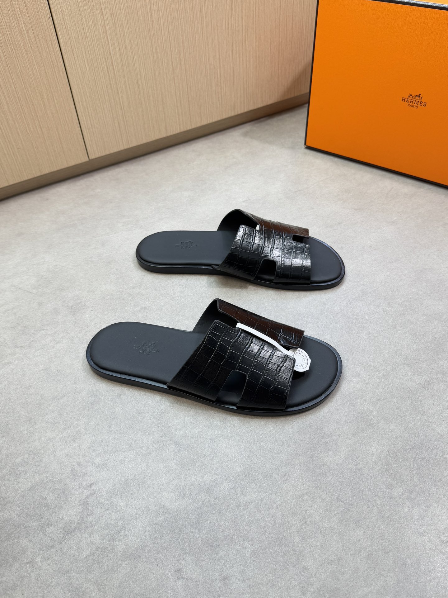 NO:356203,【HERMES】Hermes - High-end quality·Original casual sandals - Upper stone pattern calfskin, forged H totem, 3D color printing brand totem - Inner water dyed cowhide - Outsole ultra-light leather·cover genuine leather TPU water table; Combined molded leather outsole - Ultra-high quality control·fine workmanship highlighted (high-end, noble, grade) -Size 39-44 (38, 45, 46, 47, customized)·H0199,, hermes, hermes, slippers, cowhide, Leather soles19860909【 HERMES】爱马仕 -高端品质·原单休闲凉拖鞋 -鞋面石头纹小牛皮、锻造H图腾、3D彩印品牌图腾 -内里水染牛皮 -大底超轻真皮·包真皮TPU水台；组合成型真皮大底 -超高品控·做工精细凸显(高端·贵气·档次) -Size 39-44（38,45,46,47,订做)·H0199,,hermes,hermes,slippers,cowhide,Leather soles,Men's shoes