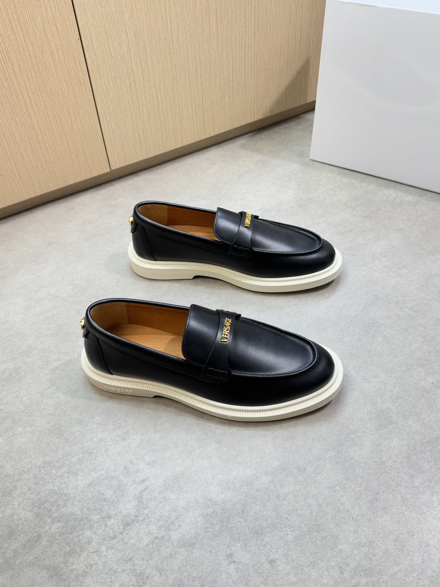 NO:356364,【VERSACE】Vasaqi (Versace) - High-end quality original single leather shoes - Imported upper Napa calfskin, brand metal fastener cross-decoration, shoe Dan hand-stitched string sewing mark thread - Inner water dyed cowhide - Outsole ultralight TPR·Rubber molded outsole - Ultra-high quality control·fine workmanship highlight (high-end, noble, grade) -Size 39-44 (38,45,46, custom made)·VS01462,,versace,versace,versace,cowhide19860909【VERSACE】瓦萨其 (范思哲) -高端品质 原单正装皮鞋 -鞋面进口纳帕小牛皮、品牌金属扣件横担装饰、鞋丹手工串缝马克线 -内里水染牛皮 -大底超轻TPR·橡胶成型大底 -超高品控·做工精细凸显(高端·贵气·档次) -Size 39-44（38,45,46,可订做)·VS01462,,versace,versace,versace,cowhide,Men's shoes