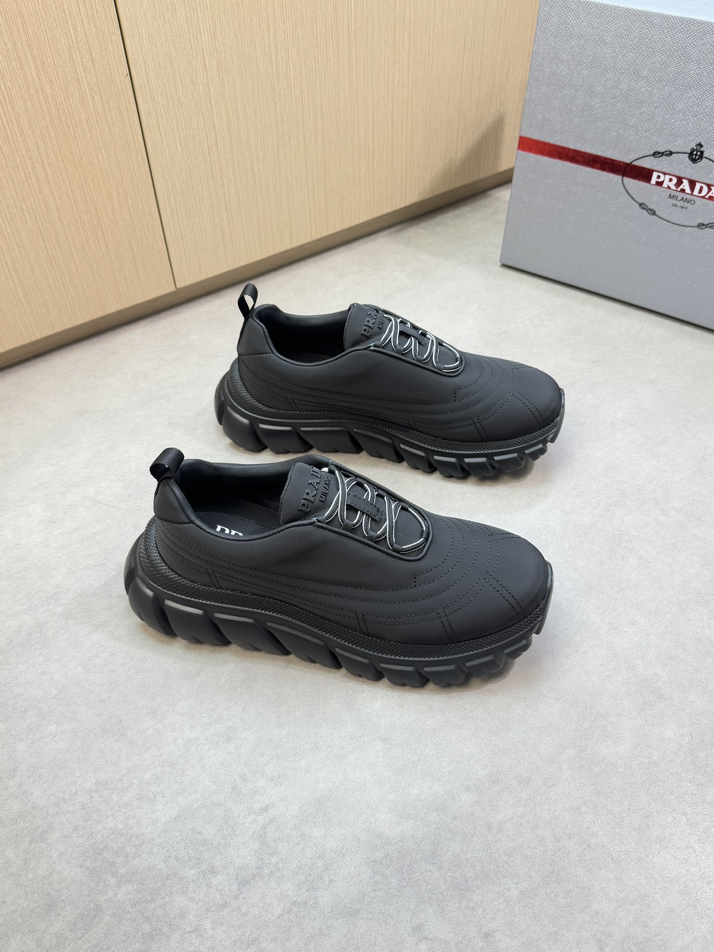 NO:356381,【PRADA】Prada - High-end quality Original single casual sneakers - Upper brand high mercerized canvas, shoe body embroidered sewing thread, shoe tongue injection molding brand logo - Inner water dyed cowhide - Outsole ultra-light TPU·foam; molded outsole - Ultra-high quality control · fine workmanship highlighted (high-end, noble, grade) -Size 38-44 (45, custom made) ·PR1540,,prada,prada,sneakers,cowhide19860909【 PRADA】普拉达 -高端品质 原单休闲运动鞋 -鞋面品牌高丝光帆布、鞋身刺绣车缝线、鞋舌注塑品牌logo -内里水染牛皮 -大底超轻TPU·发泡; 成型大底 -超高品控·做工精细凸显(高端·贵气·档次) -Size 38-44（45,可订做)·PR1540,,prada,prada,sneakers,cowhide,Men's shoes