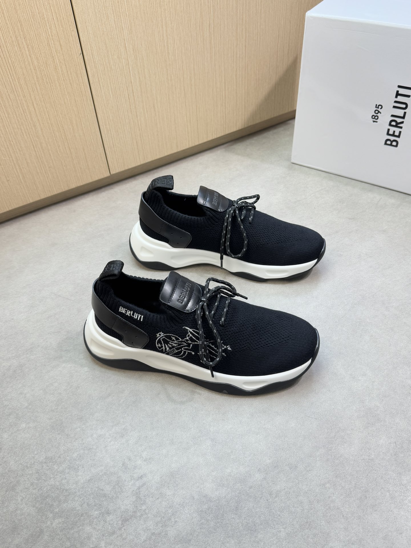 NO:356397,【Berluti】Berluti (Bruti) - High-end quality Original single casual sneakers - Imported wax butter leather on the upper, brand thickened fly knit (knitted) cloth, shoe body embroidery brand logo totem, shoe tongue air compressed brand logo - Inner footbed; water dye cowhide - Ultra-light TPU foaming·rubber; Two-color molded sole - Ultra-high quality control·fine workmanship highlights (high-end·noble·grade) -Size 39-44 (38,45, size can be customized)·B0009,,sneakers,cowhide19860909【 Berluti】伯尔鲁帝(布鲁提) -高端品质 原单休闲运动鞋 -鞋面进口蜡感牛油皮、品牌加厚飞织(针织)布匹、鞋身刺绣品牌Logo图腾、鞋舌空压品牌Logo -内里垫脚；水染牛皮 -大底超轻TPU发泡·橡胶；双色成型大底 -超高品控·做工精细凸显( 高端·贵气·档次 ) -Size 39-44（38,45,码可订做)·B0009,,sneakers,cowhide,Men's shoes