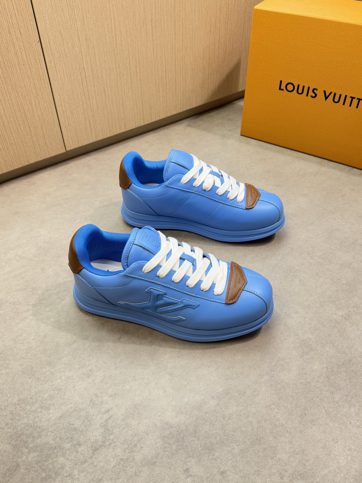 NO:356517,【Louis Vuitton】Louis Vuitton - High-end quality Original single casual sneakers - Upper Napa calfskin. Color printing brand totem, shoe body sewing brand module, toe shoe, tongue, heel; air compressor brand logo - inner lining brand canvas - outsole ultra-light original TPU rubber foam; molded outsole - ultra-high quality control · fine workmanship highlighting (high-end · noble · grade) - Size 39-44 (38, 45, custom made)·L0009,,louis vuitton,louis vuitton,sneakers,cowhide19860909【Louis Vuitton】路易威登 -高端品质 原单休闲运动鞋 -鞋面纳帕小牛皮.彩印品牌图腾、鞋身车缝品牌模块、鞋头.鞋舌.后跟；空压品牌logo -内里品牌帆布 -大底超轻原版TPU橡胶发泡；成型大底 -超高品控·做工精细凸显(高端·贵气·档次) -Size 39-44（38,45,可订做)·L0009,,louis vuitton,louis vuitton,sneakers,cowhide,Men's shoes