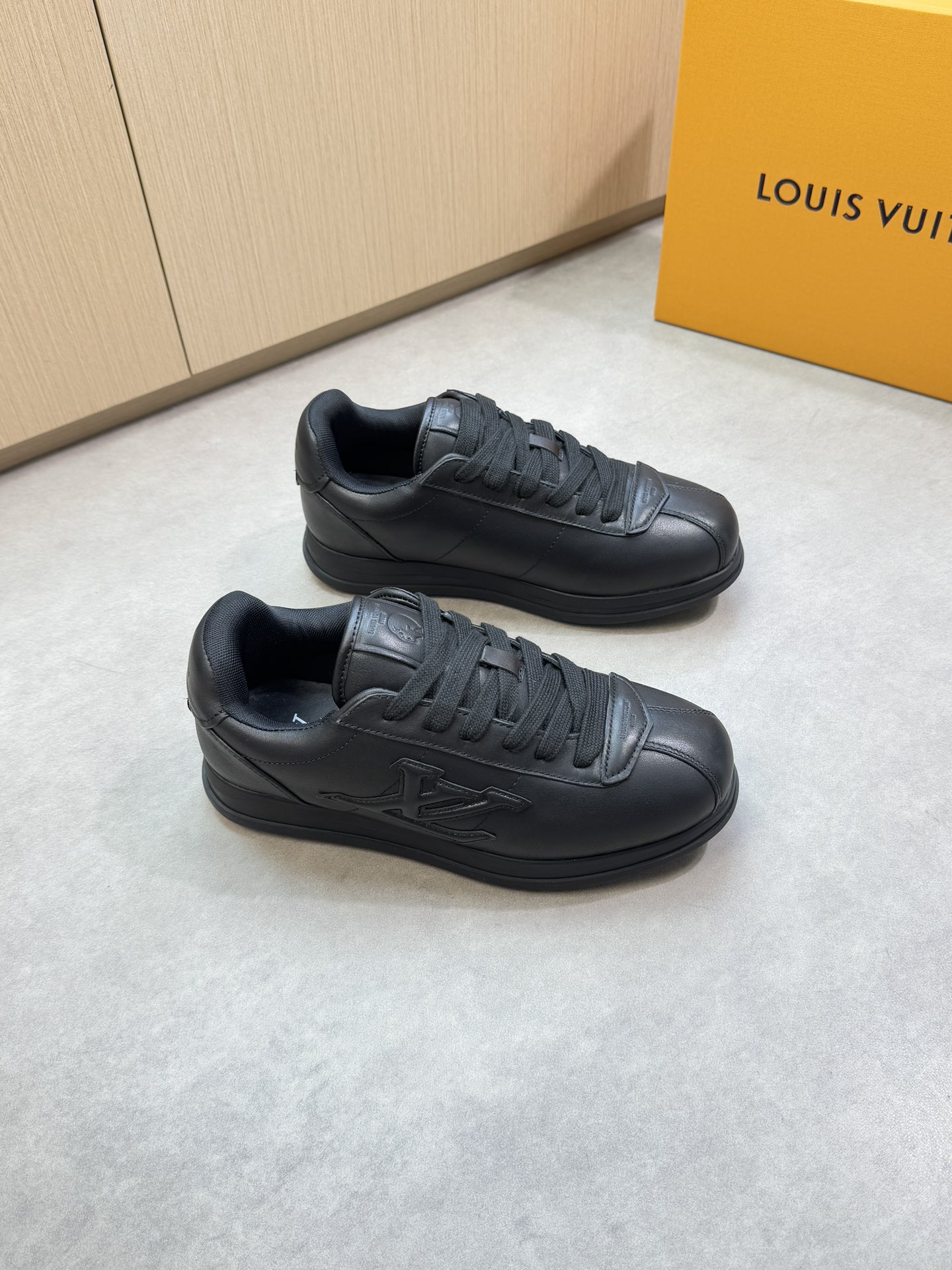NO:356529,【Louis Vuitton】Louis Vuitton - High-end quality Original single casual sneakers - Upper Napa calfskin, shoe body sewing brand module, toe, tongue, heel; air compressor brand logo - inner lining brand canvas - outsole ultra-light original TPU rubber foam; molded outsole - ultra-high quality control · fine workmanship highlighting (high-end · noble · grade) - Size 39-44 (38, 45, custom made)·L0009,,louis vuitton,louis vuitton,sneakers,cowhide19860909【Louis Vuitton】路易威登 -高端品质 原单休闲运动鞋 -鞋面纳帕小牛皮、鞋身车缝品牌模块、鞋头.鞋舌.后跟；空压品牌logo -内里品牌帆布 -大底超轻原版TPU橡胶发泡；成型大底 -超高品控·做工精细凸显(高端·贵气·档次) -Size 39-44（38,45,可订做)·L0009,,louis vuitton,louis vuitton,sneakers,cowhide,Men's shoes