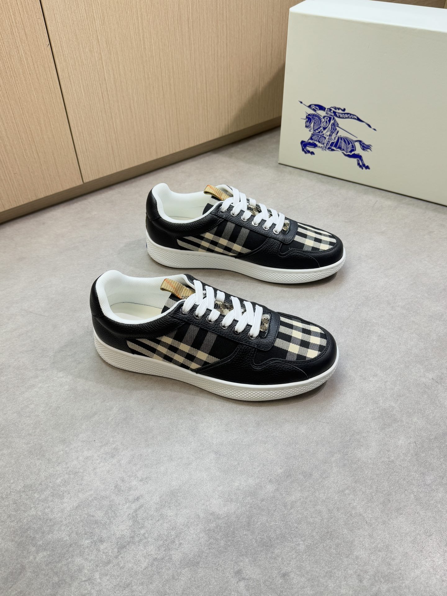 NO:356544,【BURBERRY】Burberry - High-end quality Original single casual sports shoes - Imported lyre-patterned calfskin, brand totem cloth, shoe tongue brand webbing - Inner brand canvas, foot pads; water dyed cowhide - Ultra-light TPR rubber; Two-color molded sole - Ultra-high quality control·fine workmanship highlights (high-end, noble, grade) -Size 38-44 (45, custom made)·BBR0372,,burberry,burberry,cowhide19860909【 BURBERRY】巴宝莉 -高端品质 原单休闲运动板鞋 -鞋面进口荔纹小牛皮、品牌图腾布匹、鞋舌品牌织带 -内里品牌帆布,垫脚；水染牛皮 -大底超轻TPR橡胶; 双色成型大底 -超高品控·做工精细凸显(高端·贵气·档次) -Size 38-44（45,可订做)·BBR0372,,burberry,burberry,cowhide,Men's shoes