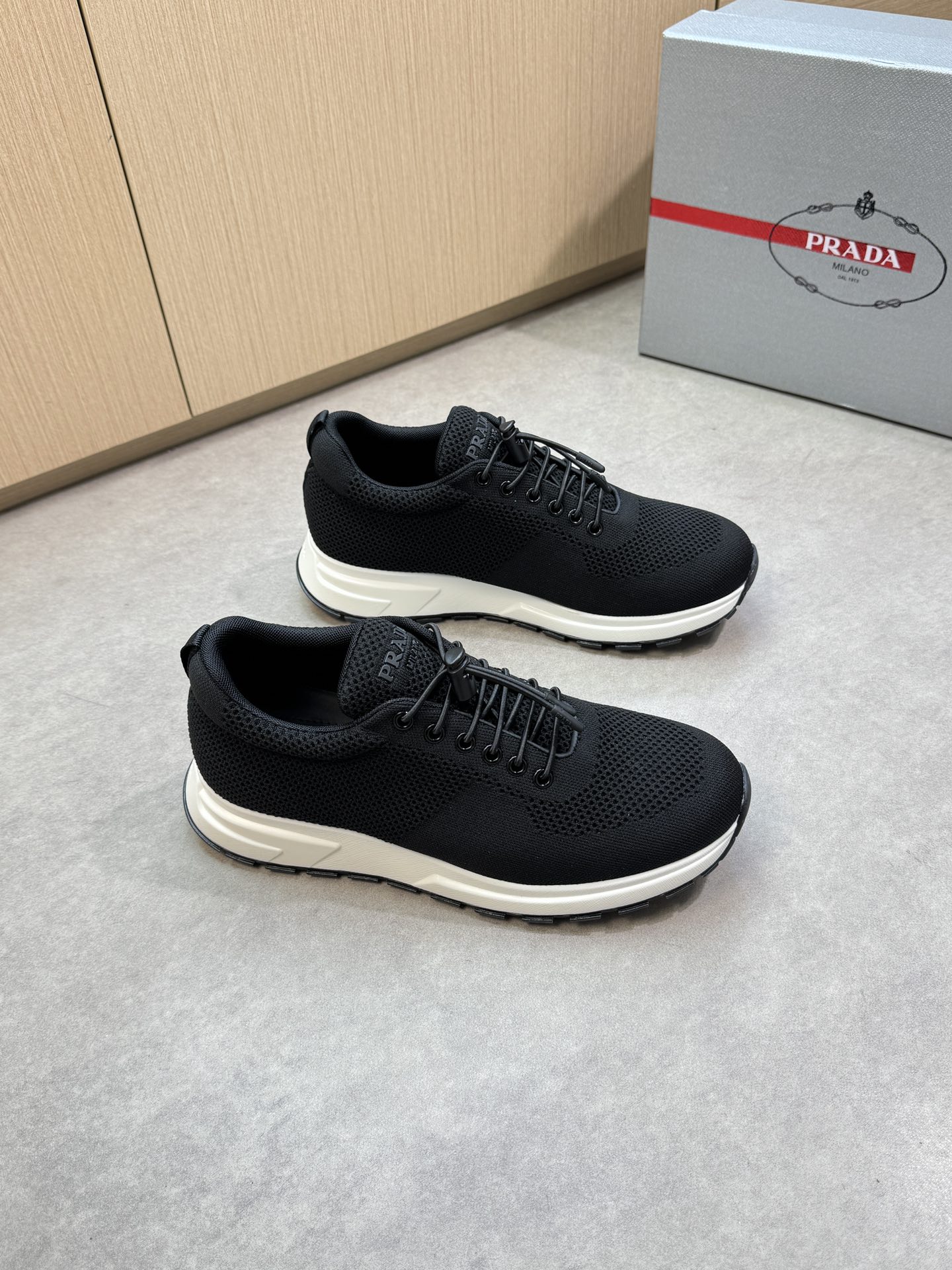 NO:357802,【PRADA】Prada - High-end quality Original single casual sneakers - Upper brand totem knitted (fly knitted) cloth, shoe tongue injection molding brand logo - Inner water dyed cowhide - Outsole ultra-light TPU foaming·rubber; Two-color molded outsole - Ultra-high quality control·fine workmanship highlighted (high-end, noble, grade) -Size 38-44 (45, custom made)·PR0135,,prada,prada,sneakers,cowhide19860909【PRADA】普拉达 -高端品质 原单休闲运动鞋 -鞋面品牌图腾针织(飞织)布匹、鞋舌注塑品牌logo -内里水染牛皮 -大底超轻TPU发泡·橡胶；双色成型大底 -超高品控·做工精细凸显(高端·贵气·档次) -Size 38-44（45,可订做)·PR0135,,prada,prada,sneakers,cowhide,Men's shoes