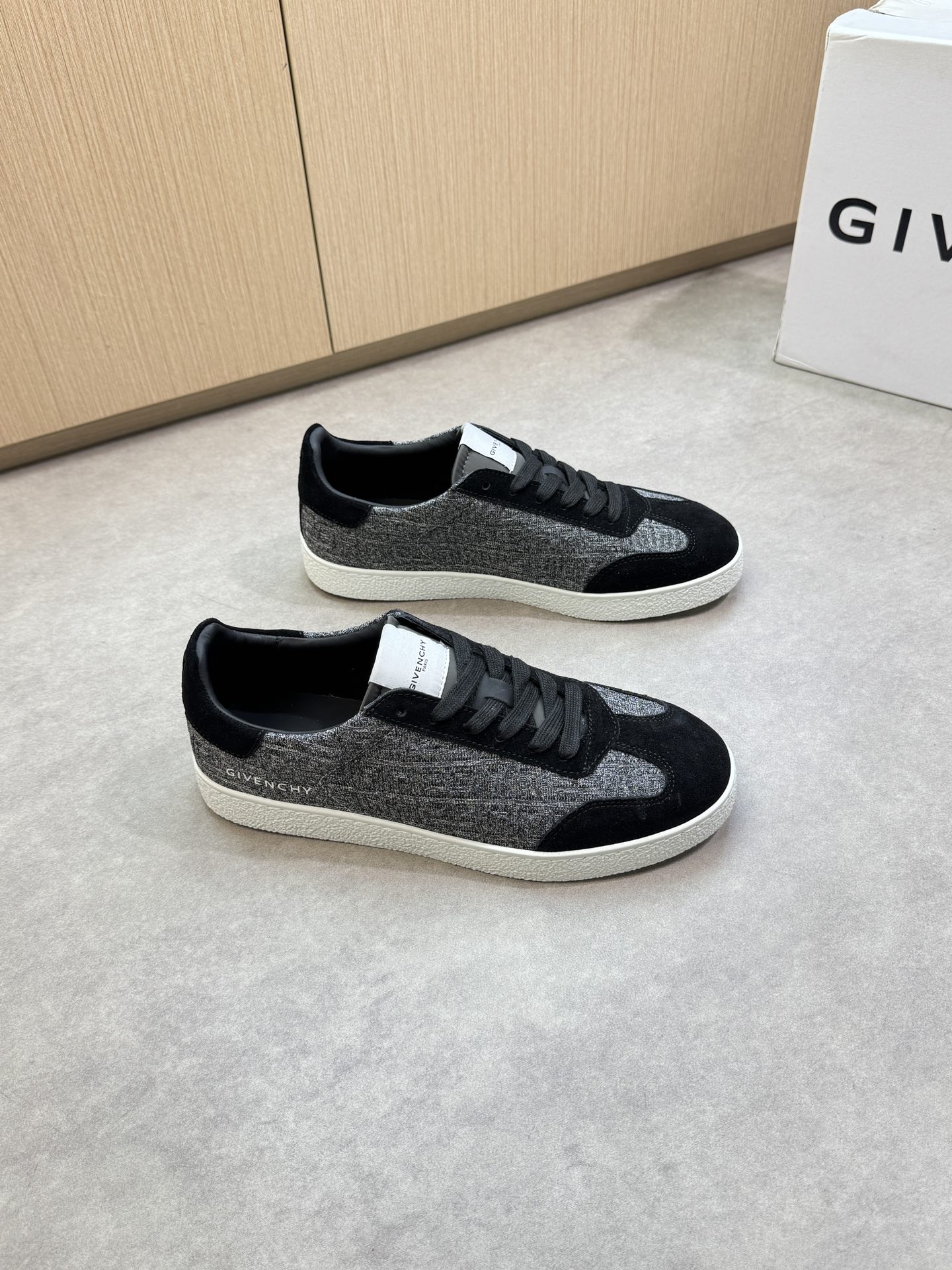 NO:350078,【GIVENCHY】Givenchy - High-end quality Original single casual sports shoes - Upper reverse velvet calfskin, brand totem knitted cloth, shoe body silk-print brand logo, heel air compressor brand totem - Inner water dye cowhide - Outsole original TPR. Rubber; molded outsole - Ultra-high quality control·fine workmanship highlighted (high-end, noble, grade) -Size 38-44 (men 45, 46, 47, can be customized)·GVC0148,,givenchy,givenchy,cowhide19860909【GIVENCHY】纪梵希 -高端品质 原单休闲运动板鞋 -鞋面反绒小牛皮、品牌图腾针织布匹、鞋身丝印品牌logo、后跟空压品牌图腾 -内里水染牛皮 -大底原版TPR.橡胶；成型大底 -超高品控·做工精细凸显(高端·贵气·档次) -Size 38-44(男45,46,47,可订做)·GVC0148,,givenchy,givenchy,cowhide,Men's shoes