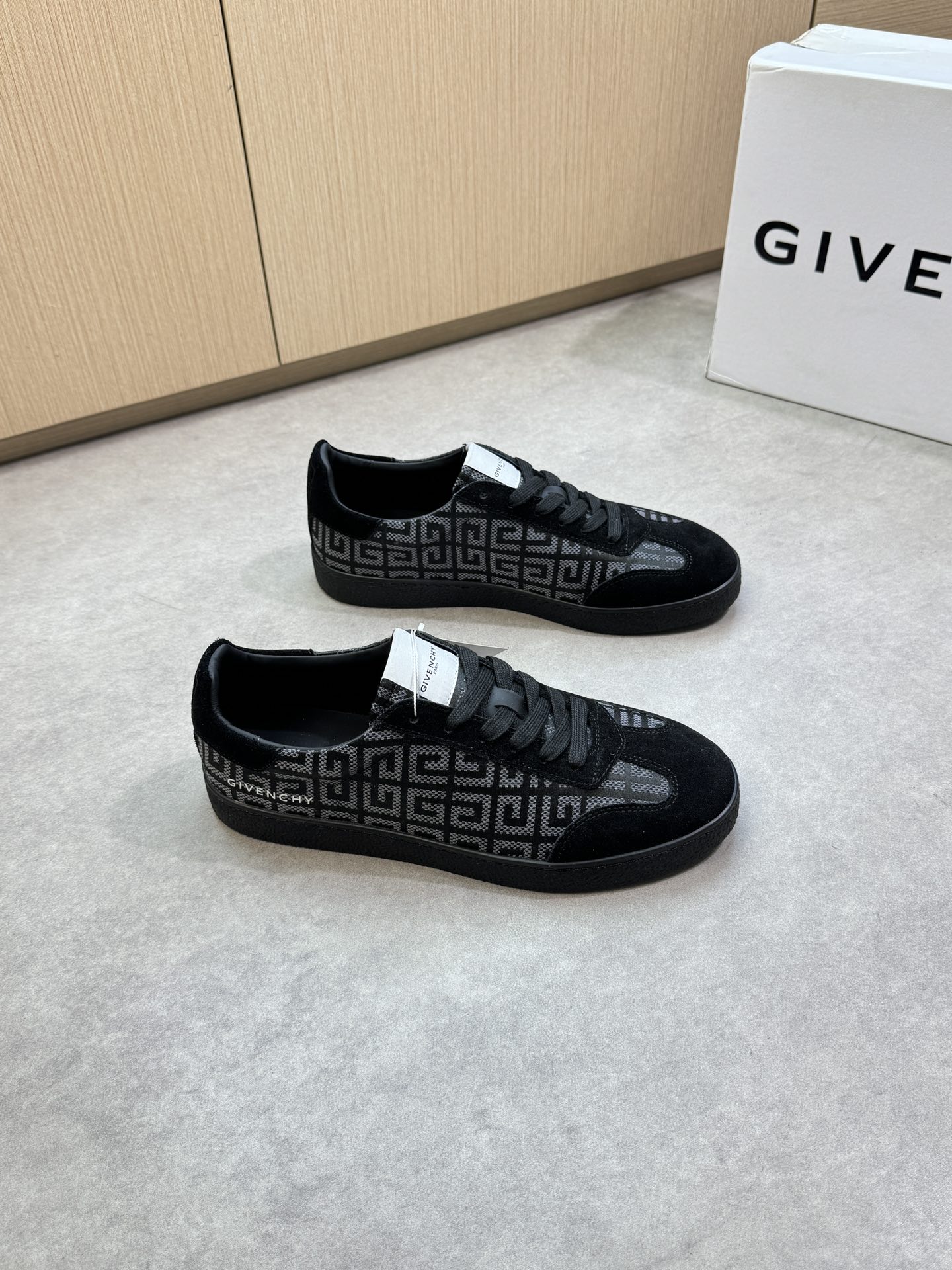 NO:350094,【GIVENCHY】Givenchy - High-end quality Original single casual sports shoes - Upper reverse velvet calfskin, brand totem cloth, shoe body silk screen brand logo, heel air compressor brand totem - Inner water dye cowhide - Outsole original TPR. Rubber; molded outsole - Ultra-high quality control · Fine workmanship highlight (high-end · noble · grade) -Size 38-44 (men 45, 46, 47, can be customized)·GVC0148,,givenchy,givenchy,cowhide19860909【GIVENCHY】纪梵希 -高端品质 原单休闲运动板鞋 -鞋面反绒小牛皮、品牌图腾布匹、鞋身丝印品牌logo、后跟空压品牌图腾 -内里水染牛皮 -大底原版TPR.橡胶；成型大底 -超高品控·做工精细凸显(高端·贵气·档次) -Size 38-44(男45,46,47,可订做)·GVC0148,,givenchy,givenchy,cowhide,Men's shoes