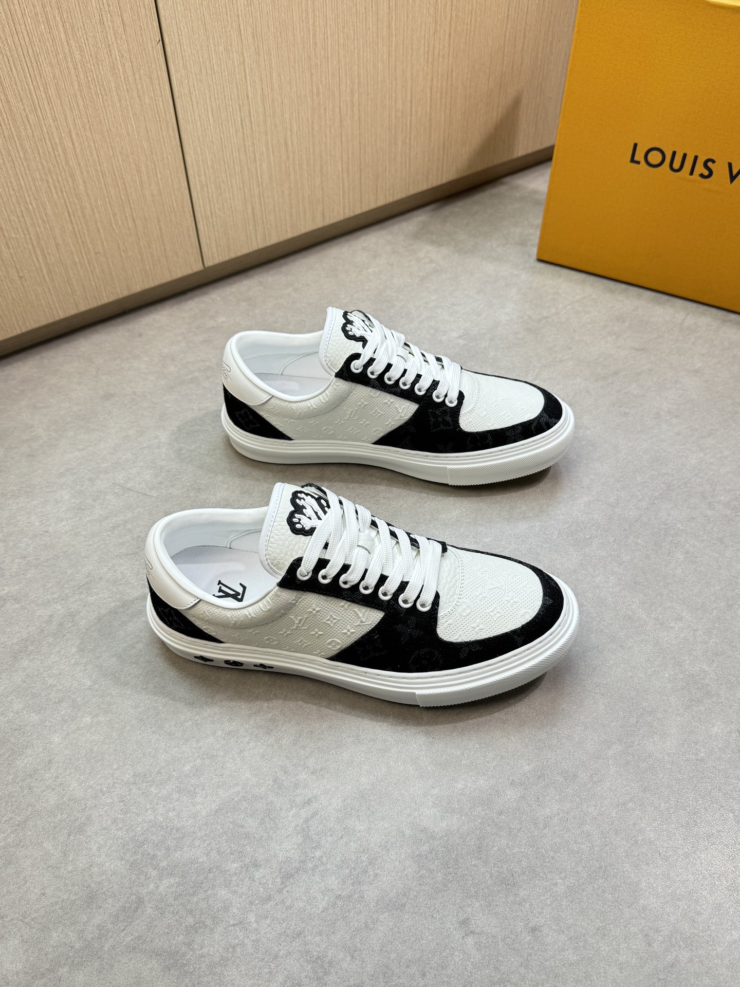 NO:344803,【Louis Vuitton】Louis Vuitton - High-end quality Original single casual sports shoes - Upper Napa calfskin. Air compressed brand totem, brand totem canvas, tongue. Plastic module, heel screen high Zhoubo brand logo - Inner water dyed cowhide, footbed; Brand canvas - Outsole ultra-light TPR·rubber; Two-color molded sole - Ultra-high quality control·fine workmanship highlight (high-end, noble, grade) -Size 39-44 (38,45, custom made)·L0111,,louis vuitton,louis vuitton,cowhide19860909【Louis Vuitton】路易威登 -高端品质 原单休闲运动板鞋 -鞋面纳帕小牛皮.空压品牌图腾、品牌图腾帆布匹、鞋舌.塑胶模块、后跟丝印高周波品牌logo -内里水染牛皮,垫脚；品牌帆布 -大底超轻TPR·橡胶；双色成型大底 -超高品控·做工精细凸显(高端·贵气·档次) -Size 39-44（38,45,可订做)·L0111,,louis vuitton,louis vuitton,cowhide,Men's shoes