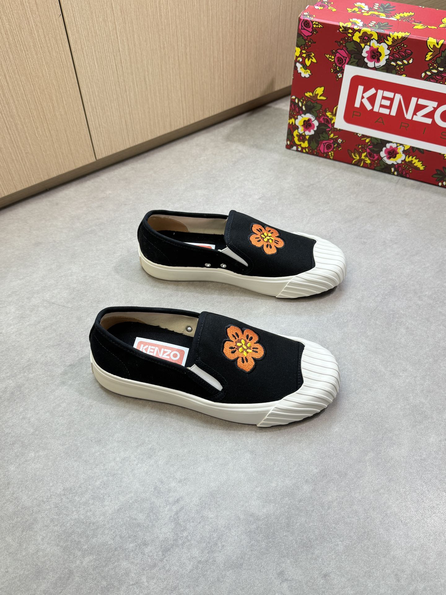 NO:345462,【KENZO】Kenzo - High-end quality Original single casual sneakers - Upper brand canvas cloth, computer embroidery brand logo totem - Inner canvas cloth - Outsole ultra-light TPR·Rubber·Modeled sole - Ultra-high quality control·fine workmanship highlighted (high-end·Noble·Level) -Size 39-44 (38,45, custom made)·3258,,sneakers19860909【KENZO】肯佐语 -高端品质 原单休闲运动鞋 -鞋面品牌帆布布匹,电脑刺绣品牌logo图腾 -内里帆布布匹 -大底超轻TPR·橡胶·成型大底 -超高品控·做工精细凸显(高端·贵气·档次) -Size 39-44（38,45,可订做)·3258,,sneakers,Men's shoes