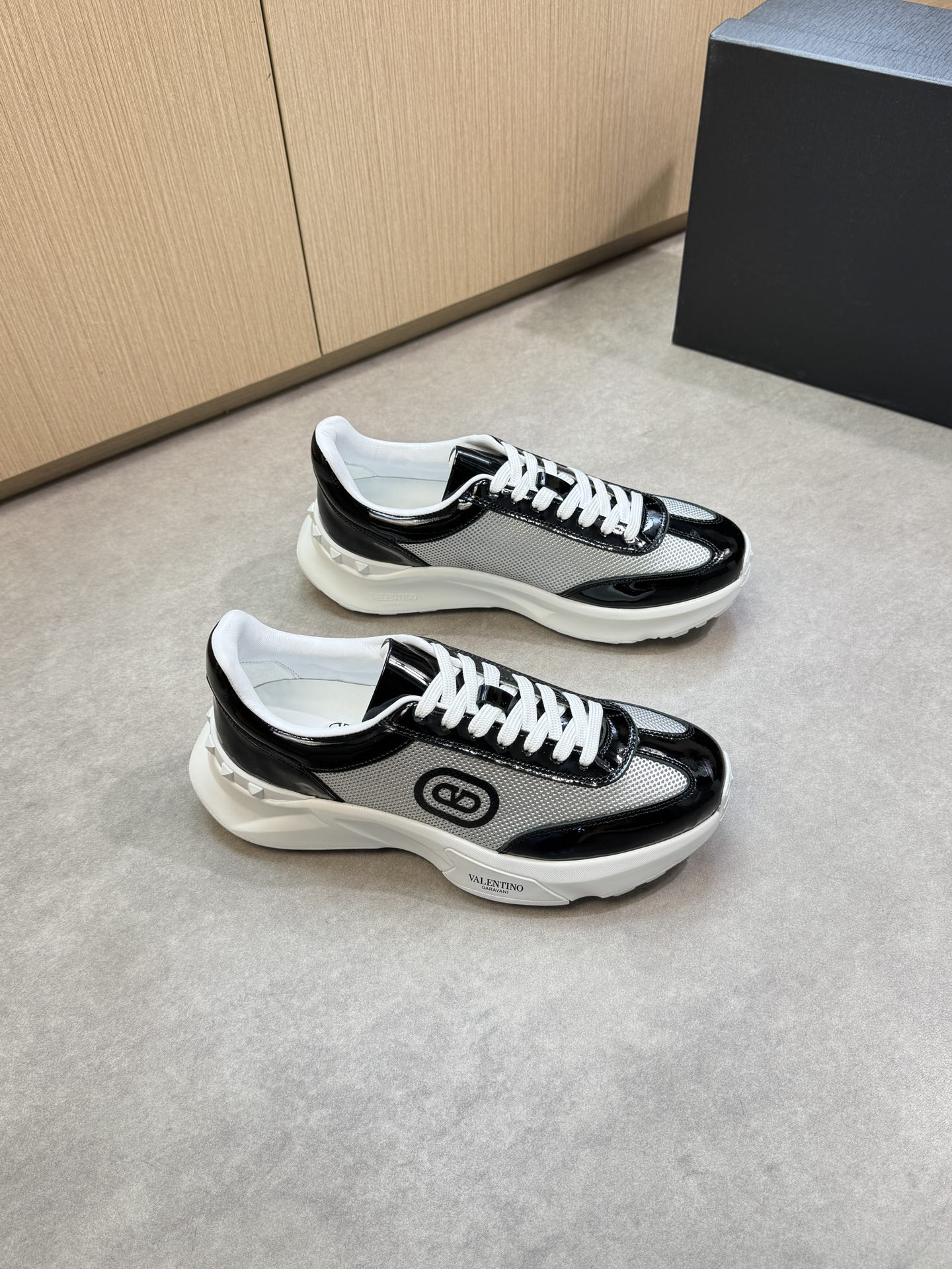 NO:345300,【VALENTION】 Valentino - High-end quality Original single casual sneakers - Upper painted calfskin, brand hollow mesh cloth, shoe body hot brand totem craft - Inner brand canvas, foot pads; water dyed cowhide - Outsole ultralight TPU foaming·rubber; molded sole - Ultra-high quality control·fine workmanship highlighting (high-end·noble·grade) -Size39-44 (38,45, custom made)·3258,,valentino,valentino,sneakers,cowhide19860909【VALENTION】华伦天奴 -高端品质 原单休闲运动鞋 -鞋面漆面小牛皮、品牌镂空网布匹、鞋身热切品牌图腾工艺 -内里品牌帆布,垫脚；水染牛皮 -大底超轻TPU发泡·橡胶；成型大底 -超高品控·做工精细凸显(高端·贵气·档次) -Size39-44（38,45,可订做)·3258,,valentino,valentino,sneakers,cowhide,Men's shoes