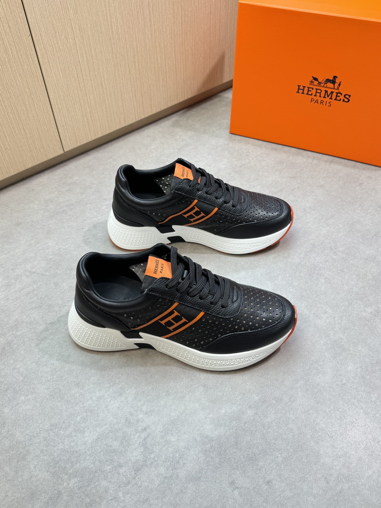 NO:345337,【HERMES】HERMES - High-end quality Original single casual sneakers - upper lying pattern calfskin, Napa calfskin. Punching technology, shoe body sewing brand H totem webbing, shoe tongue brand logo cloth - inner water dyed cowhide - outsole ultra-light TPU foaming·rubber; two-color molded sole - ultra-high quality control·fine workmanship highlighting (high-end, noble, grade) -Size 39-44 (38,45, custom made)·H0118,,hermes, hermes, sneakers,cowhide19860909【 HERMES】爱马仕 -高端品质 原单休闲运动鞋 -鞋面荔纹小牛皮、纳帕小牛皮.打孔工艺、鞋身车缝品牌H图腾织带、鞋舌品牌logo布标 -内里水染牛皮 -大底超轻TPU发泡·橡胶；双色成型大底 -超高品控·做工精细凸显(高端·贵气·档次) -Size 39-44（38,45,可订做)·H0118,,hermes,hermes,sneakers,cowhide,Men's shoes