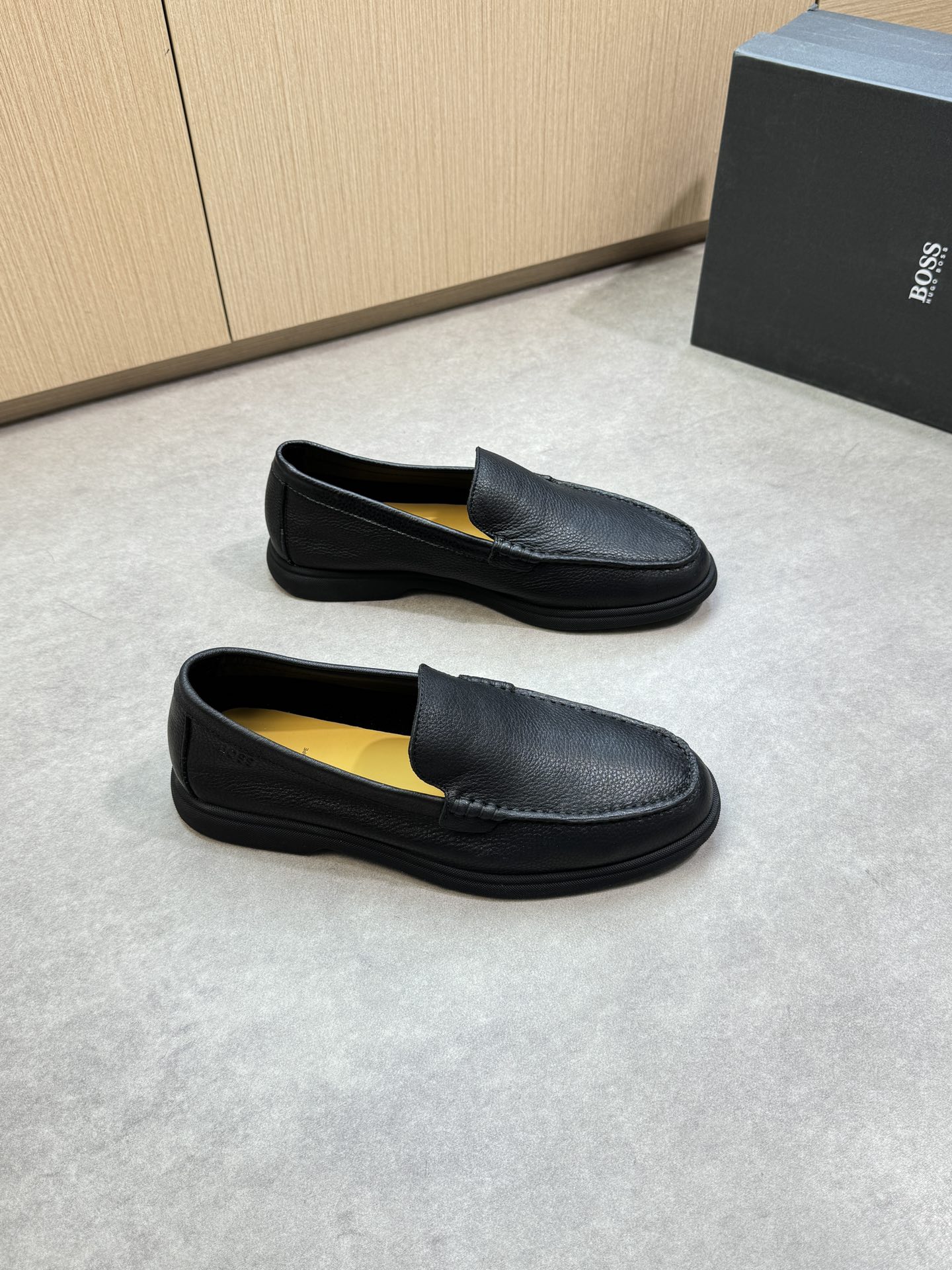 NO:345376,【BOSS】Boss - High-end quality Original single casual one-foot pedal shoes - upper lying calfskin, shoe Dan hand-stitched mark thread, shoe tongue. Air compressor brand logo single-layer leather craftsmanship highlights softness and comfort - inner foot pad. Water-dyed cowhide - Ultra-light TPR rubber; molded sole - Ultra-high quality control, fine workmanship highlighted (high-end, noble, grade) -Size 39-44 (38, 45, 46, custom made)·0039,,cowhide19860909【BOSS】博思 -高端品质 原单休闲一脚蹬板鞋 -鞋面荔纹小牛皮、鞋丹手工串缝马克线、鞋舌.空压品牌Logo单层皮工艺突出柔软舒适感 -内里垫脚.水染牛皮 -大底超轻TPR橡胶；成型大底 -超高品控·做工精细凸显(高端·贵气·档次) -Size 39-44（38,45,46,可订做)·0039,,cowhide,Men's shoes