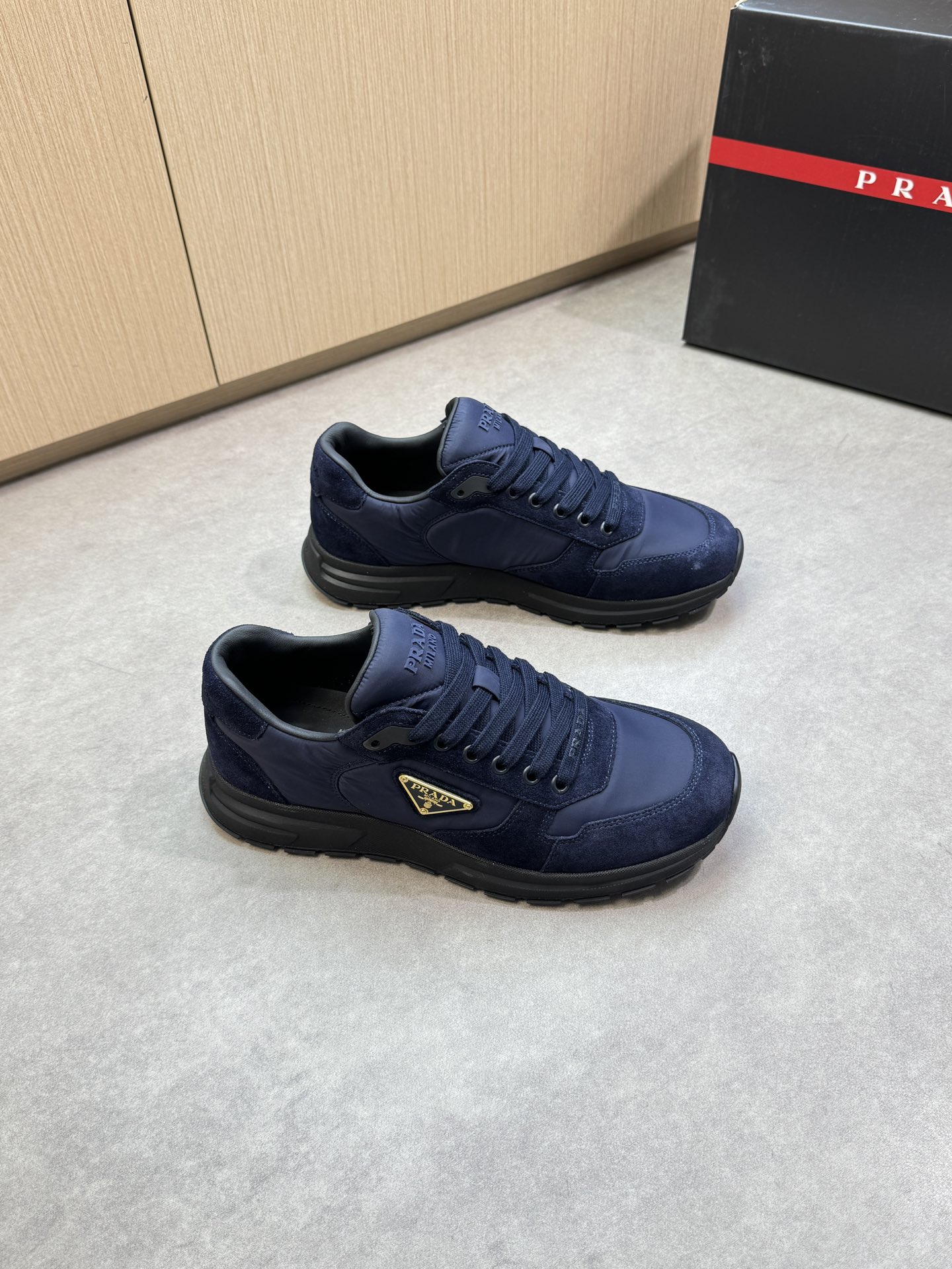 NO:348170,【PRADA】Prada - High-end quality Original single casual sneakers - Imported back-velvet calfskin on the upper, brand high mercerized canvas, shoe tongue injection molding brand logo, shoe body brand metal fastener - Inner hole punched water dye sheepskin, foot pad; water dye cowhide - Outsole ultra-light TPU foaming·rubber; Two-color molded outsole - Ultra-high quality control·fine workmanship highlighting (high-end·noble·grade) -Size 39-44 (38,45,46, custom made)·03858,,prada,prada,sneakers,cowhide,sheepskin19860909【 PRADA】普拉达 -高端品质 原单休闲运动鞋 -鞋面进口反绒小牛皮、品牌高丝光帆布、鞋舌注塑品牌logo、鞋身品牌金属扣件 -内里打孔水染羊皮,垫脚；水染牛皮 -大底超轻TPU发泡·橡胶；双色成型大底 -超高品控·做工精细凸显(高端·贵气·档次) -Size 39-44（38,45,46,可订做)·03858,,prada,prada,sneakers,cowhide,sheepskin,Men's shoes