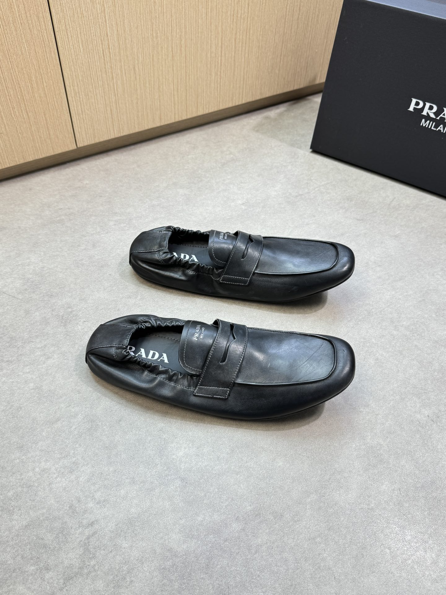 NO:347424,【PRADA】Prada - High-end quality Original single casual one-step pedal - Imported wax-feel calf leather on the upper, shoe Danqian stitching, high-tone shoe tongue logo, shoe mouth elastic belt craft - Inner water dye cowhide - Outsole ultra-light TPR·rubber; molded sole - Ultra-high quality control·fine workmanship highlight (high-end, noble, grade) -Size 39-44 (38,45, custom made)·03858,,prada,prada,cowhide19860909【 PRADA】普拉达 -高端品质 原单休闲一脚蹬 -鞋面进口蜡感小牛皮、鞋丹起股车缝线、鞋舌高周波品牌logo、鞋口松紧带工艺 -内里水染牛皮 -大底超轻TPR·橡胶；成型大底 -超高品控·做工精细凸显(高端·贵气·档次) -Size 39-44（38,45,可订做)·03858,,prada,prada,cowhide,Men's shoes