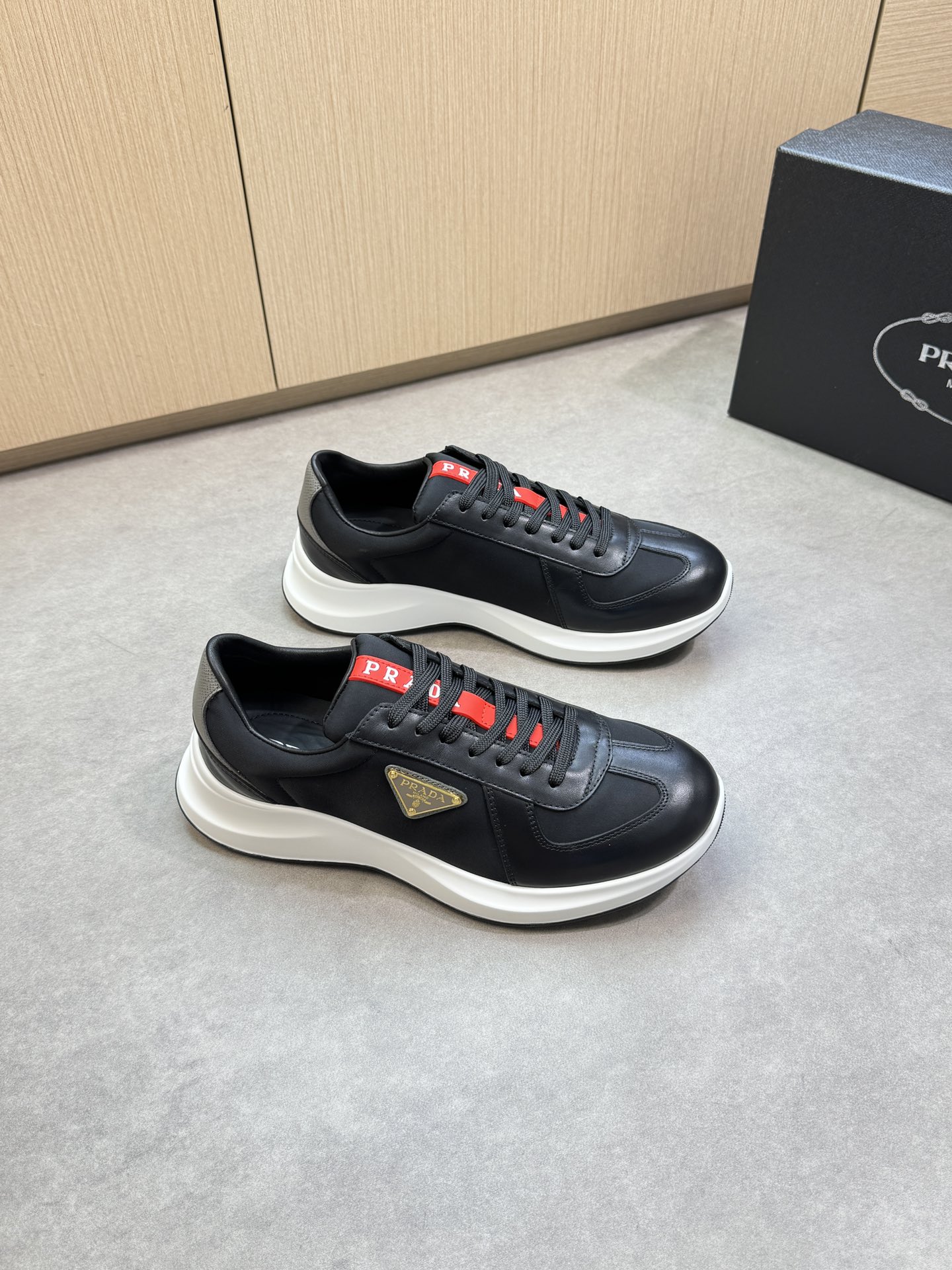 NO:345397,【PRADA】Prada - High-end quality Original single casual sneakers - Imported upper Napa calfskin, brand high mercerized canvas, shoe body sewing brand metal fastener, shoe tongue sewing brand plastic logo - Inner water dyed cowhide - Outsole ultra-light TPU foaming·rubber; two-color molded outsole - Ultra-high quality control·fine workmanship highlighted (high-end·noble·grade) -Size 38-44 (45, custom made)·0372,,prada,prada,sneakers,cowhide19860909【PRADA】普拉达 -高端品质 原单休闲运动鞋 -鞋面进口纳帕小牛皮、品牌高丝光帆布、鞋身车缝品牌金属扣件、鞋舌车缝品牌塑胶logo -内里水染牛皮 -大底超轻TPU发泡·橡胶；双色成型大底 -超高品控·做工精细凸显(高端·贵气·档次) -Size 38-44（45,可订做)·0372,,prada,prada,sneakers,cowhide,Men's shoes