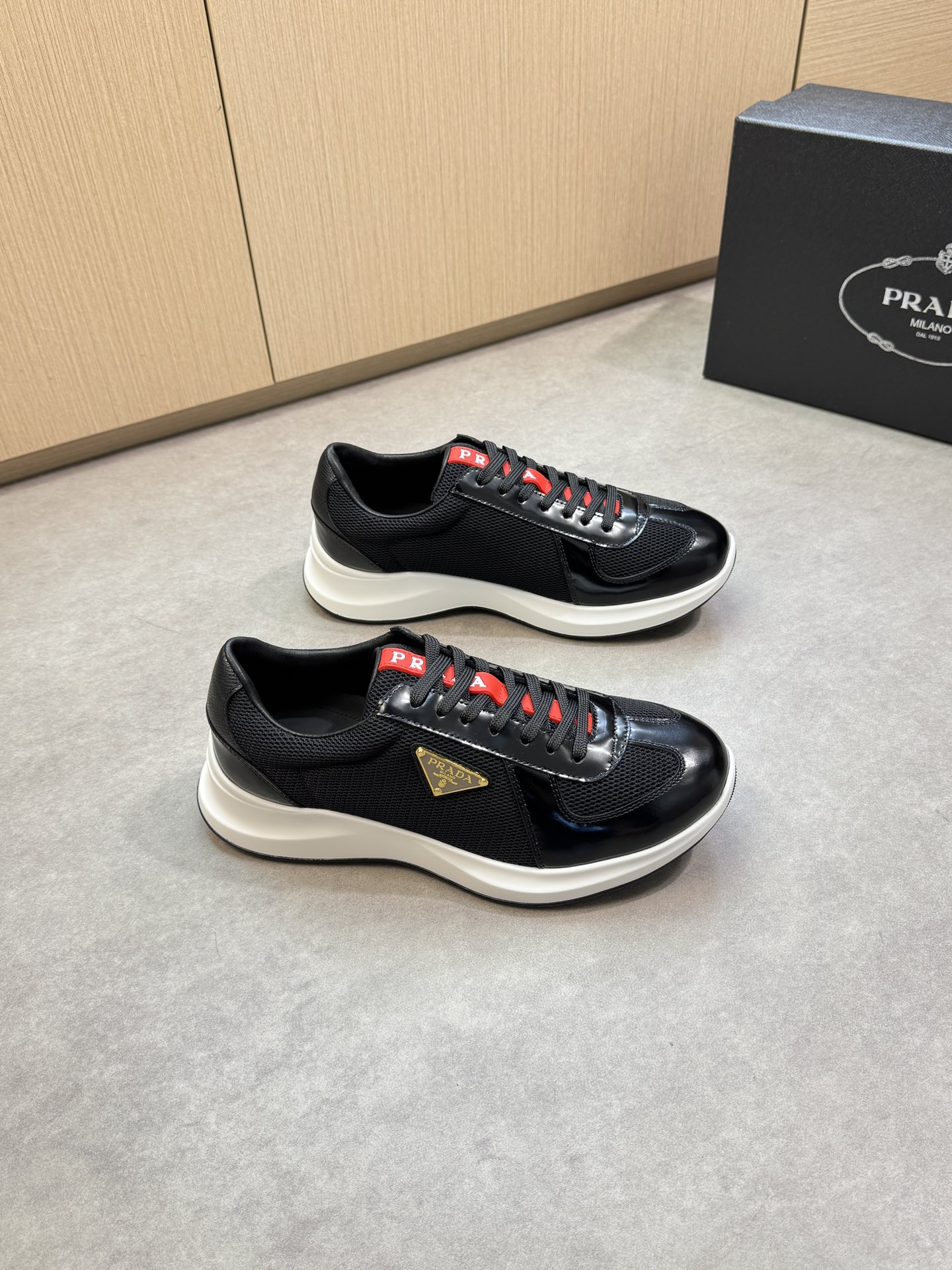NO:345418,【PRADA】Prada - High-end quality Original single casual sneakers - Imported upper beaded calfskin, brand high mercerized hollow mesh canvas, shoe body sewing brand metal fastener, shoe tongue sewing brand plastic logo - inner water dye cowhide - outsole ultralight TPU foaming·rubber; two-color molded outsole - ultra high quality control·fine workmanship highlighting (high-end·noble·grade) -Size 38-44 (45, custom made)·0372,,prada,prada,sneakers,cowhide19860909【PRADA】普拉达 -高端品质 原单休闲运动鞋 -鞋面进口开边珠小牛皮、品牌高丝光镂空网帆布、鞋身车缝品牌金属扣件、鞋舌车缝品牌塑胶logo -内里水染牛皮 -大底超轻TPU发泡·橡胶；双色成型大底 -超高品控·做工精细凸显(高端·贵气·档次) -Size 38-44（45,可订做)·0372,,prada,prada,sneakers,cowhide,Men's shoes