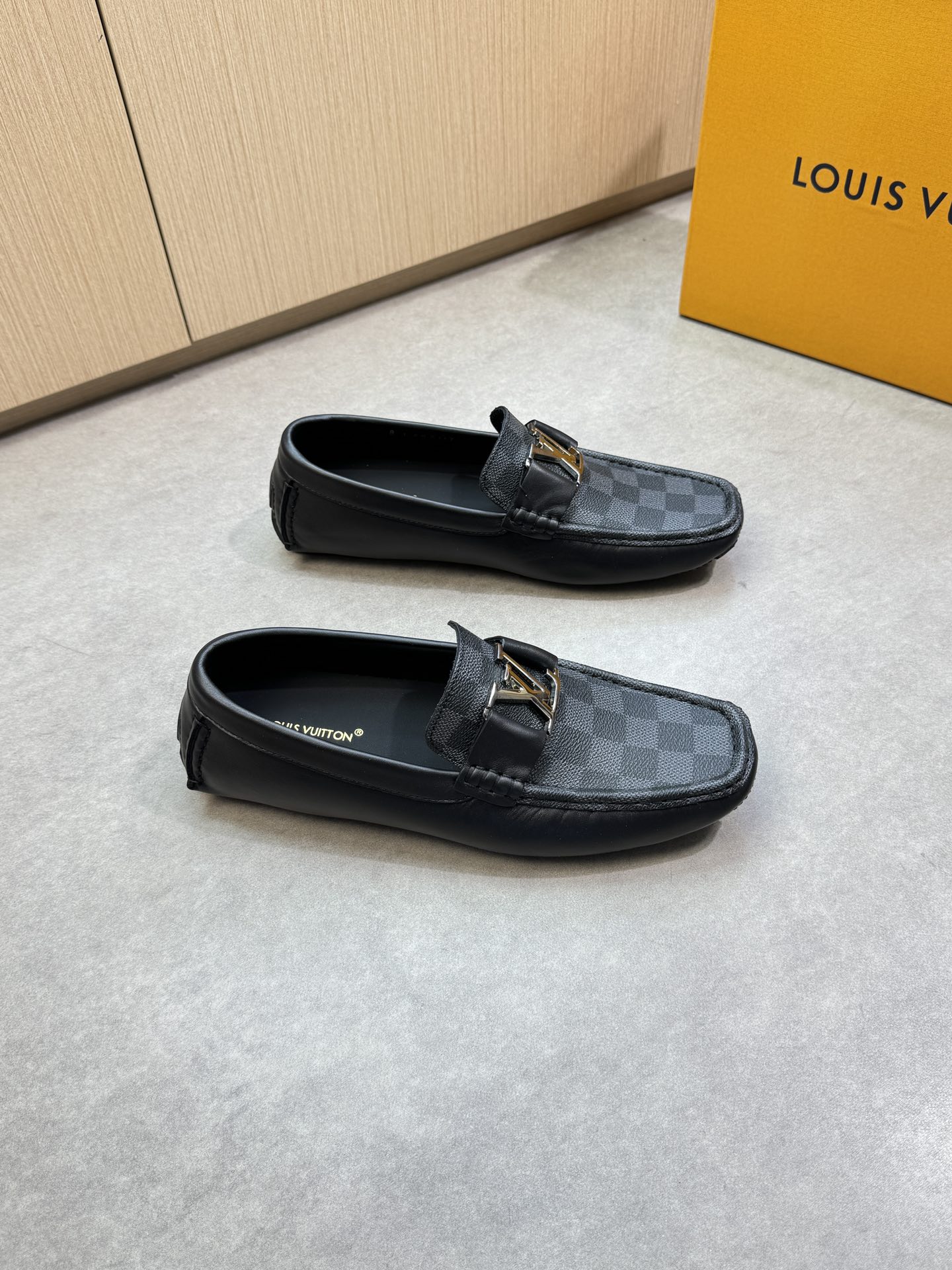 NO:346252,【Louis Vuitton】Louis Vuitton - High-end quality Original single-pack shoes (boat shoes) - Original Napa calfskin, brand totem OVC leather, brand metal fastener cross-bond decoration, shoe Dan hand-stitched string sewing mark thread - inner water dyed cowhide - outsole ultralight·TPR rubber; inlaid molded outsole - ultra high quality control·fine workmanship highlight (high-end·noble·grade) -Size 39-44 (38,45,46,47, custom made)·0132,,louis vuitton,louis vuitton,cowhide19860909【Louis Vuitton】路易威登 -高端品质 原单套包鞋(船鞋) -原版纳帕小牛皮、品牌图腾OVC皮料、品牌金属扣件横担装饰、鞋丹手工串缝马克线 -内里水染牛皮 -大底超轻·TPR橡胶；镶嵌式成型大底 -超高品控·做工精细凸显(高端·贵气·档次) -Size 39-44（38,45,46,47,可订做)·0132,,louis vuitton,louis vuitton,cowhide,Men's shoes