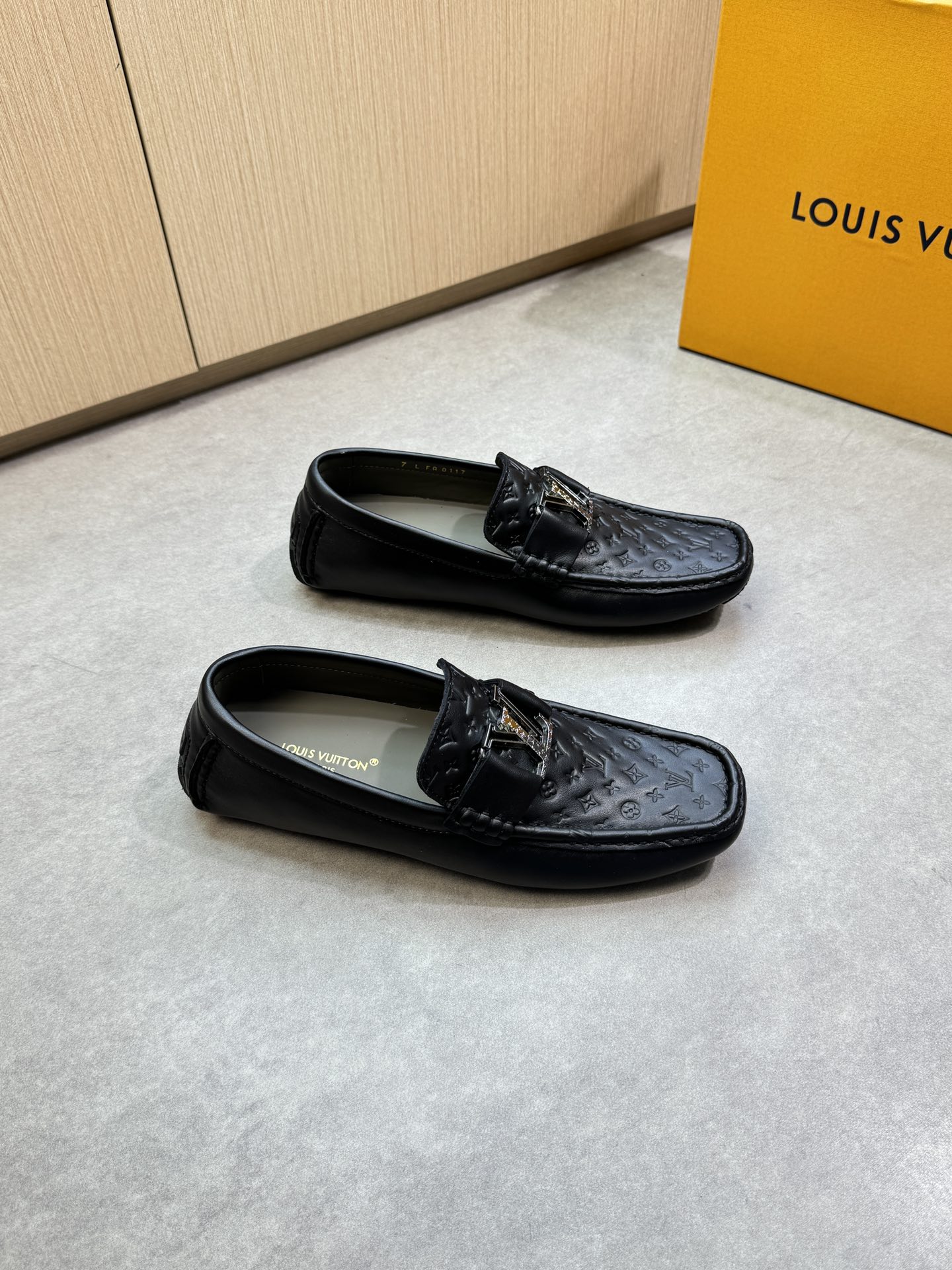 NO:346268,【Louis Vuitton】Louis Vuitton - High-end quality Original single-pack shoes (boat shoes) - Original Napa calfskin, shoe Dan air compressor brand totem, brand metal fastener cross-bond decoration, shoe Dan hand-stitched string sewing mark thread - Inner water dyed cowhide - Outsole ultralight·TPR rubber; inlaid molded outsole - Ultra-high quality control·fine workmanship highlight (high-end·noble·grade) -Size 39-44 (38,45,46,47, custom made)·0132,,louis vuitton,louis vuitton,cowhide19860909【Louis Vuitton】路易威登 -高端品质 原单套包鞋(船鞋) -原版纳帕小牛皮、鞋丹空压品牌图腾、品牌金属扣件横担装饰、鞋丹手工串缝马克线 -内里水染牛皮 -大底超轻·TPR橡胶；镶嵌式成型大底 -超高品控·做工精细凸显(高端·贵气·档次) -Size 39-44（38,45,46,47,可订做)·0132,,louis vuitton,louis vuitton,cowhide,Men's shoes