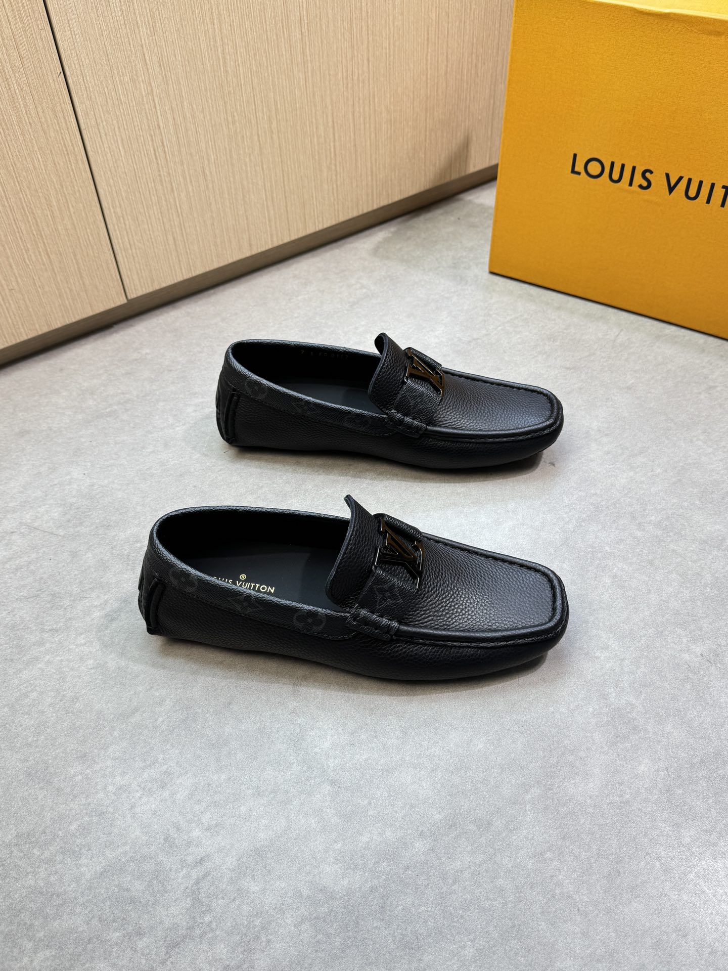 NO:346289,【Louis Vuitton】Louis Vuitton - High-end quality Original single-pack shoes (boat shoes) - Original lyre pattern calf leather, brand totem PVC leather, brand metal fastener cross-bond decoration, shoe Dan hand-stitched string mark thread - inner water dyed cowhide - outsole ultra light·TPR rubber; inlaid molded outsole - ultra high quality control·fine workmanship highlight (high-end·noble·grade) -Size 39-44 (38,45,46,47, custom made)·0132,,louis vuitton,louis vuitton,cowhide19860909【Louis Vuitton】路易威登 -高端品质 原单套包鞋(船鞋) -原版荔纹小牛皮、品牌图腾PVC皮料、品牌金属扣件横担装饰、鞋丹手工串缝马克线 -内里水染牛皮 -大底超轻·TPR橡胶；镶嵌式成型大底 -超高品控·做工精细凸显(高端·贵气·档次) -Size 39-44（38,45,46,47,可订做)·0132,,louis vuitton,louis vuitton,cowhide,Men's shoes