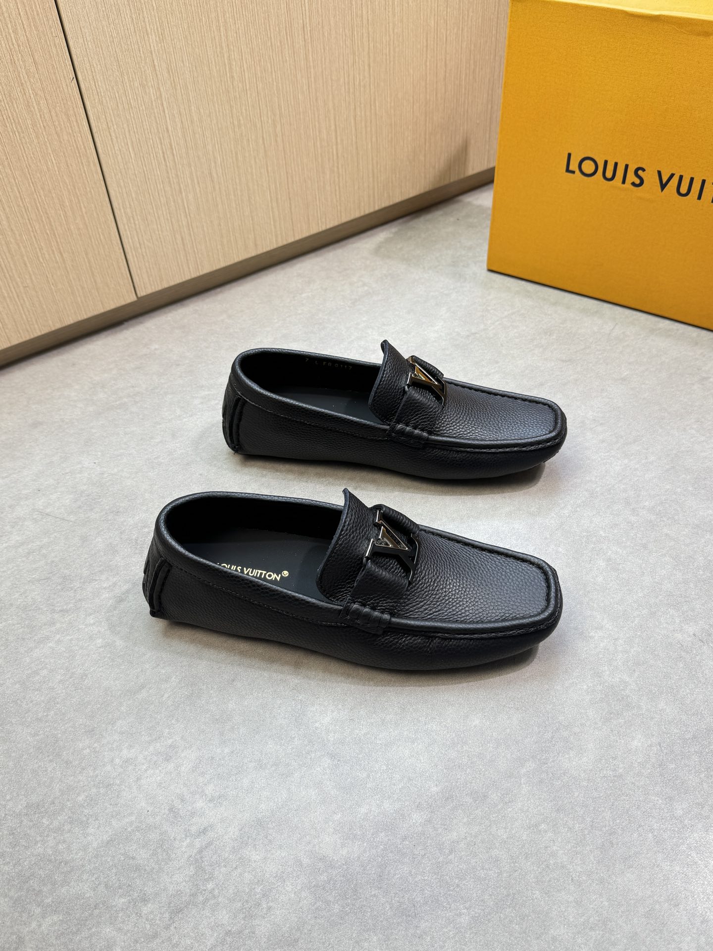 NO:346332,【Louis Vuitton】Louis Vuitton - High-end quality Original single-pack shoes (boat shoes) - Original lyre pattern calfskin, brand metal fastener cross-bond decoration, shoe Dan hand-stitched string mark thread - Inner water dyed cowhide - Outsole ultra-light·TPR rubber; inlaid molded outsole - Ultra-high quality control·fine workmanship highlight (high-end·noble·grade) -Size 39-44 (38,45,46,47, custom made)·0132,,louis vuitton,louis vuitton,cowhide19860909【Louis Vuitton】路易威登 -高端品质 原单套包鞋(船鞋) -原版荔纹小牛皮、品牌金属扣件横担装饰、鞋丹手工串缝马克线 -内里水染牛皮 -大底超轻·TPR橡胶；镶嵌式成型大底 -超高品控·做工精细凸显(高端·贵气·档次) -Size 39-44（38,45,46,47,可订做)·0132,,louis vuitton,louis vuitton,cowhide,Men's shoes