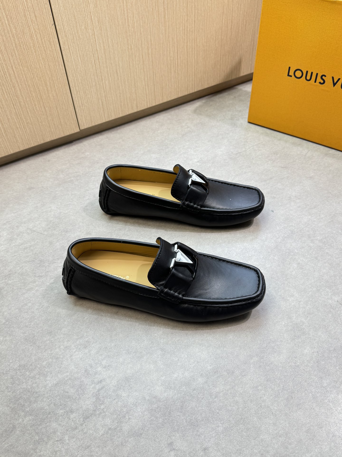 NO:346357,【Louis Vuitton】Louis Vuitton - High-end quality Original single-pack shoes (boat shoes) - Original Napa calfskin, brand metal fastener cross-decoration, shoe Dan hand-stitched string sewing mark thread - Inner water dyed cowhide - Outsole ultra-light·TPR rubber; inlaid molded outsole - Ultra-high quality control·fine workmanship highlighting (high-end·noble·grade) -Size 39-44 (38,45,46,47, custom made)·0132,,louis vuitton,louis vuitton,cowhide19860909【Louis Vuitton】路易威登 -高端品质 原单套包鞋(船鞋) -原版纳帕小牛皮、品牌金属扣件横担装饰、鞋丹手工串缝马克线 -内里水染牛皮 -大底超轻·TPR橡胶；镶嵌式成型大底 -超高品控·做工精细凸显(高端·贵气·档次) -Size 39-44（38,45,46,47,可订做)·0132,,louis vuitton,louis vuitton,cowhide,Men's shoes