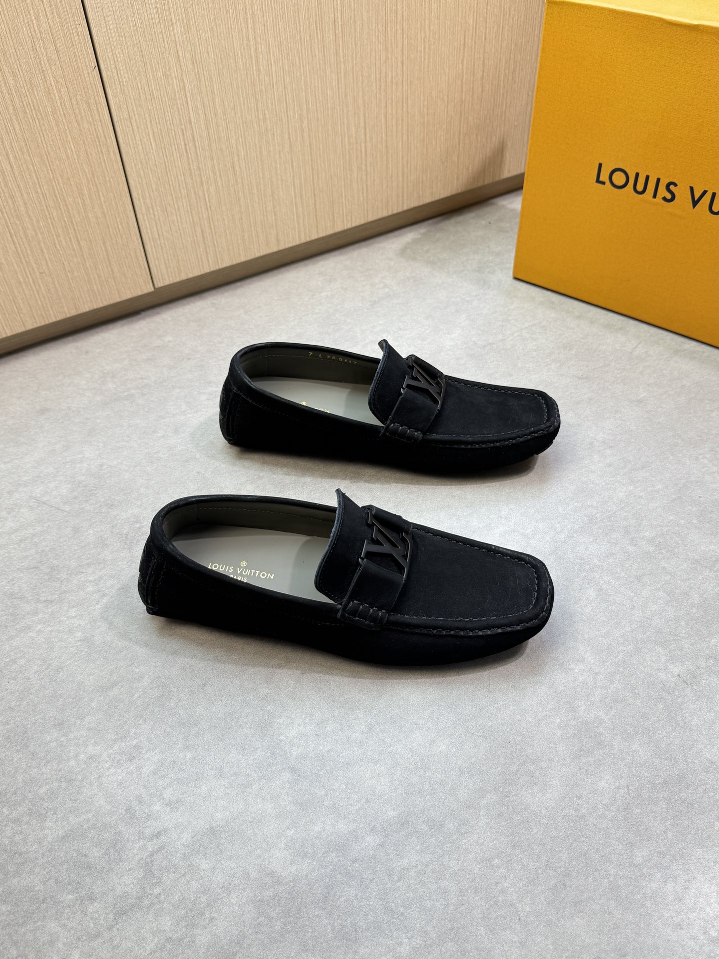 NO:346377,【Louis Vuitton】Louis Vuitton - High-end quality Original single-pack shoes (boat shoes) - Original frosted lychewed calfskin, brand metal fastener cross-bond decoration, shoe Dan hand-stitched mark thread - Inner water dyed cowhide - Outsole ultra-light·TPR rubber; inlaid molded outsole - Ultra-high quality control·fine workmanship highlights (high-end·noble·grade) -Size 39-44 (38,45,46,47, custom made)·0132,,louis vuitton,louis vuitton,cowhide19860909【Louis Vuitton】路易威登 -高端品质 原单套包鞋(船鞋) -原版磨砂荔纹小牛皮、品牌金属扣件横担装饰、鞋丹手工串缝马克线 -内里水染牛皮 -大底超轻·TPR橡胶；镶嵌式成型大底 -超高品控·做工精细凸显(高端·贵气·档次) -Size 39-44（38,45,46,47,可订做)·0132,,louis vuitton,louis vuitton,cowhide,Men's shoes
