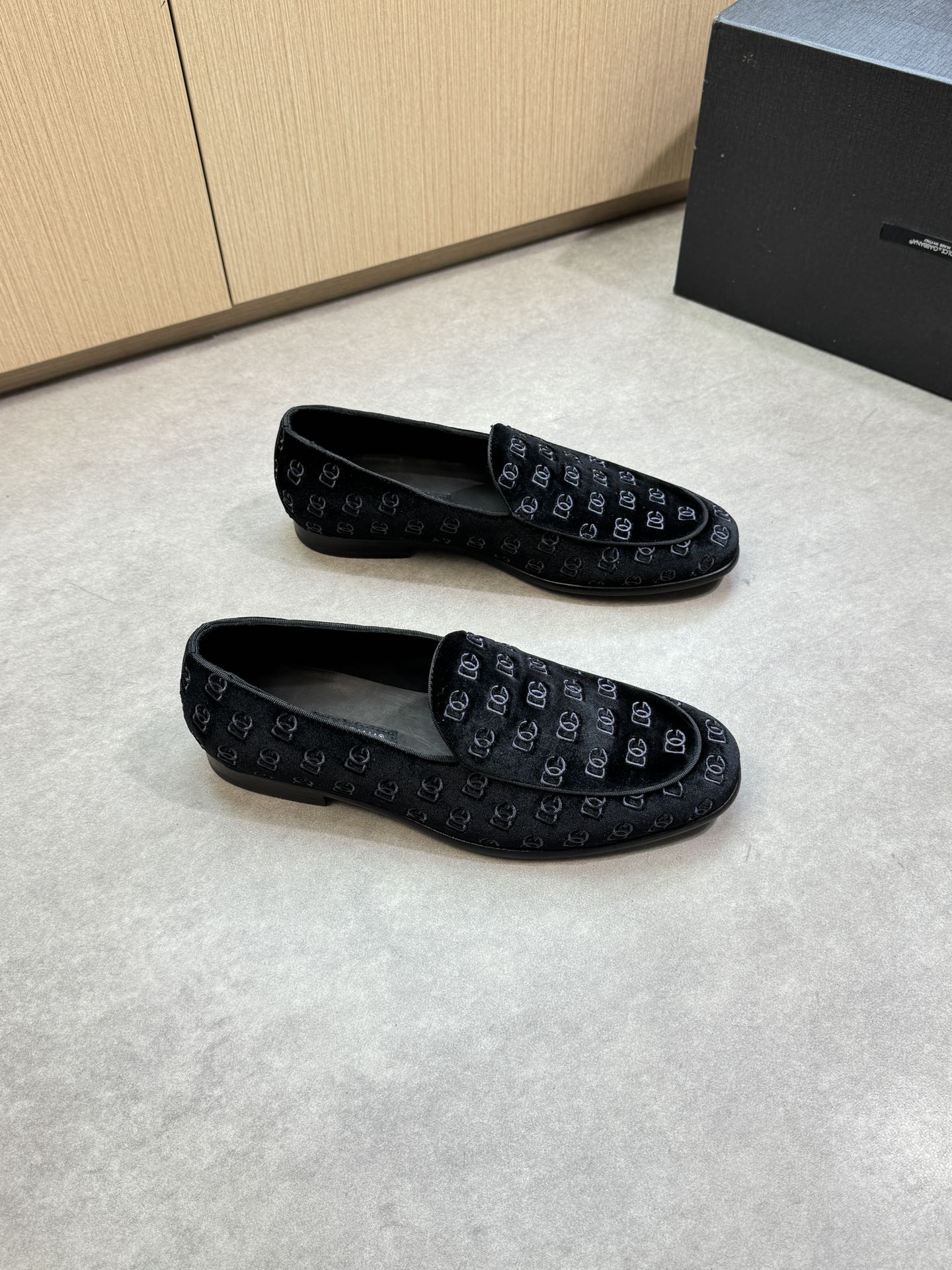 NO:346684,【DOLCE & GABBANA】Dolce & Gabbana - High-end quality original single leather shoes - Upper brand high mercerized velvet cloth, embroidered brand totem, shoe mouth. Shoe Dan. Car piping process - Inner water dyed cowhide - Outsole ultra-light leather·TR rubber; Combined molded leather outsole - Ultra-high quality control·fine workmanship highlighted (high-end, noble, grade) -Size 39-45 (38,46, custom made)·DG0678,,Dolce & Gabbana,Dolce & Gabbana,cowhide,Leather soles19860909【DOLCE & GABBANA】杜嘉班纳 -高端品质 原单正装皮鞋 -鞋面品牌高丝光绒布匹、刺绣品牌图腾、鞋口.鞋丹.车滚边工艺 -内里水染牛皮 -大底超轻真皮·TR橡胶; 组合成型真皮大底 -超高品控·做工精细凸显(高端·贵气·档次) -Size 39-45（38,46,可订做)·DG0678,,Dolce&Gabbana,Dolce&Gabbana,cowhide,Leather soles,Men's shoes