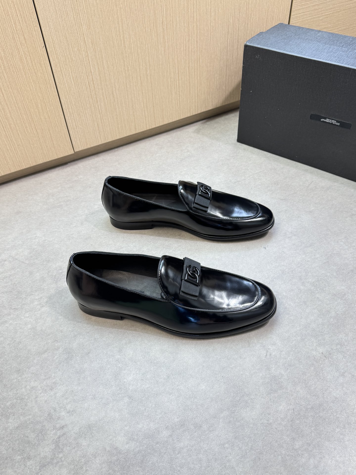 NO:346700,【DOLCE & GABBANA】Dougabana - High-end quality Original single leather shoes - Upper open-edged beaded cowhide, brand metal fastener decoration, shoe mouth. Shoe Dan. Car spiral craftsmanship - Inner water dyed cowhide - Outsole ultra-light leather·TR rubber; Combined molded leather outsole - Ultra-high quality control·fine workmanship highlighted (high-end, noble, grade) -Size 39-45 (38,46, custom made)·DG0678,,Dolce&Gabbana,Dolce&Gabbana,cowhide,Leather soles19860909【DOLCE & GABBANA】杜嘉班纳 -高端品质 原单正装皮鞋 -鞋面开边珠牛皮、品牌金属扣件装饰、鞋口.鞋丹.车滚边工艺 -内里水染牛皮 -大底超轻真皮·TR橡胶; 组合成型真皮大底 -超高品控·做工精细凸显(高端·贵气·档次) -Size 39-45（38,46,可订做)·DG0678,,Dolce&Gabbana,Dolce&Gabbana,cowhide,Leather soles,Men's shoes