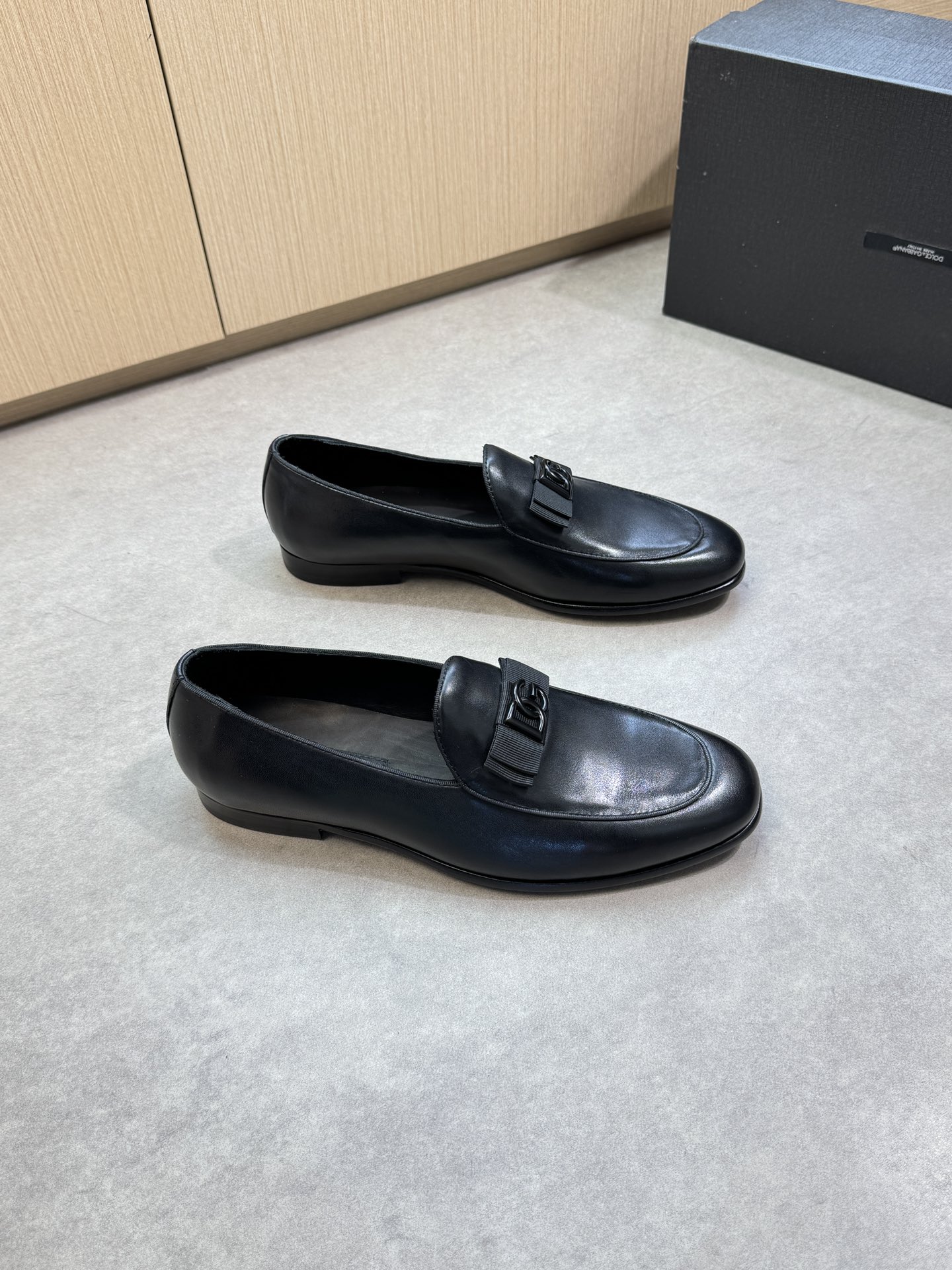 NO:346724,【DOLCE & GABBANA】Dougabana - High-end quality Original single leather shoes - Upper Napa calfskin, brand metal fastener decoration, shoe mouth. Shoe Dan. Car piping process - Inner water dyed cowhide - Outsole ultra-light leather·TR rubber; Combined leather outsole - Ultra-high quality control·fine workmanship highlighted (high-end, noble, grade) -Size 39-45 (38,46, custom made)·DG0678,,Dolce&Gabbana,Dolce&Gabbana,cowhide,Leather soles19860909【DOLCE & GABBANA】杜嘉班纳 -高端品质 原单正装皮鞋 -鞋面纳帕小牛皮、品牌金属扣件装饰、鞋口.鞋丹.车滚边工艺 -内里水染牛皮 -大底超轻真皮·TR橡胶; 组合成型真皮大底 -超高品控·做工精细凸显(高端·贵气·档次) -Size 39-45（38,46,可订做)·DG0678,,Dolce&Gabbana,Dolce&Gabbana,cowhide,Leather soles,Men's shoes