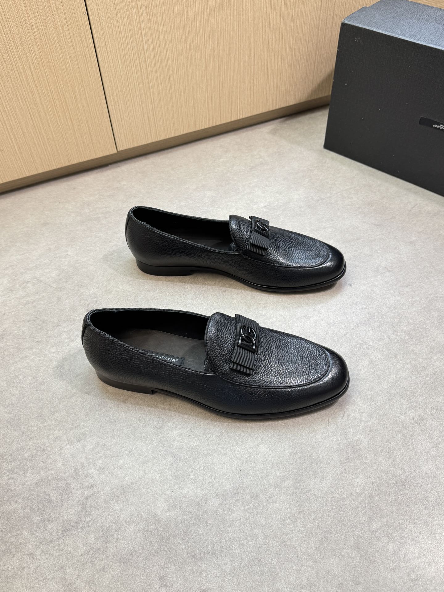 NO:346738,【DOLCE & GABBANA】Dougabana - High-end quality Original single leather shoes - upper lying calfskin, brand metal fastener decoration, shoe mouth. Shoe Dan. Car piping process - inner water dye cowhide - outsole ultra-light leather·TR rubber; Combined leather outsole - ultra-high quality control·fine workmanship highlighted (high-end, noble, grade) -Size 39-45 (38,46, custom made)·DG0678,,Dolce&Gabbana,Dolce&Gabbana,cowhide,Leather soles19860909【DOLCE & GABBANA】杜嘉班纳 -高端品质 原单正装皮鞋 -鞋面荔纹小牛皮、品牌金属扣件装饰、鞋口.鞋丹.车滚边工艺 -内里水染牛皮 -大底超轻真皮·TR橡胶; 组合成型真皮大底 -超高品控·做工精细凸显(高端·贵气·档次) -Size 39-45（38,46,可订做)·DG0678,,Dolce&Gabbana,Dolce&Gabbana,cowhide,Leather soles,Men's shoes