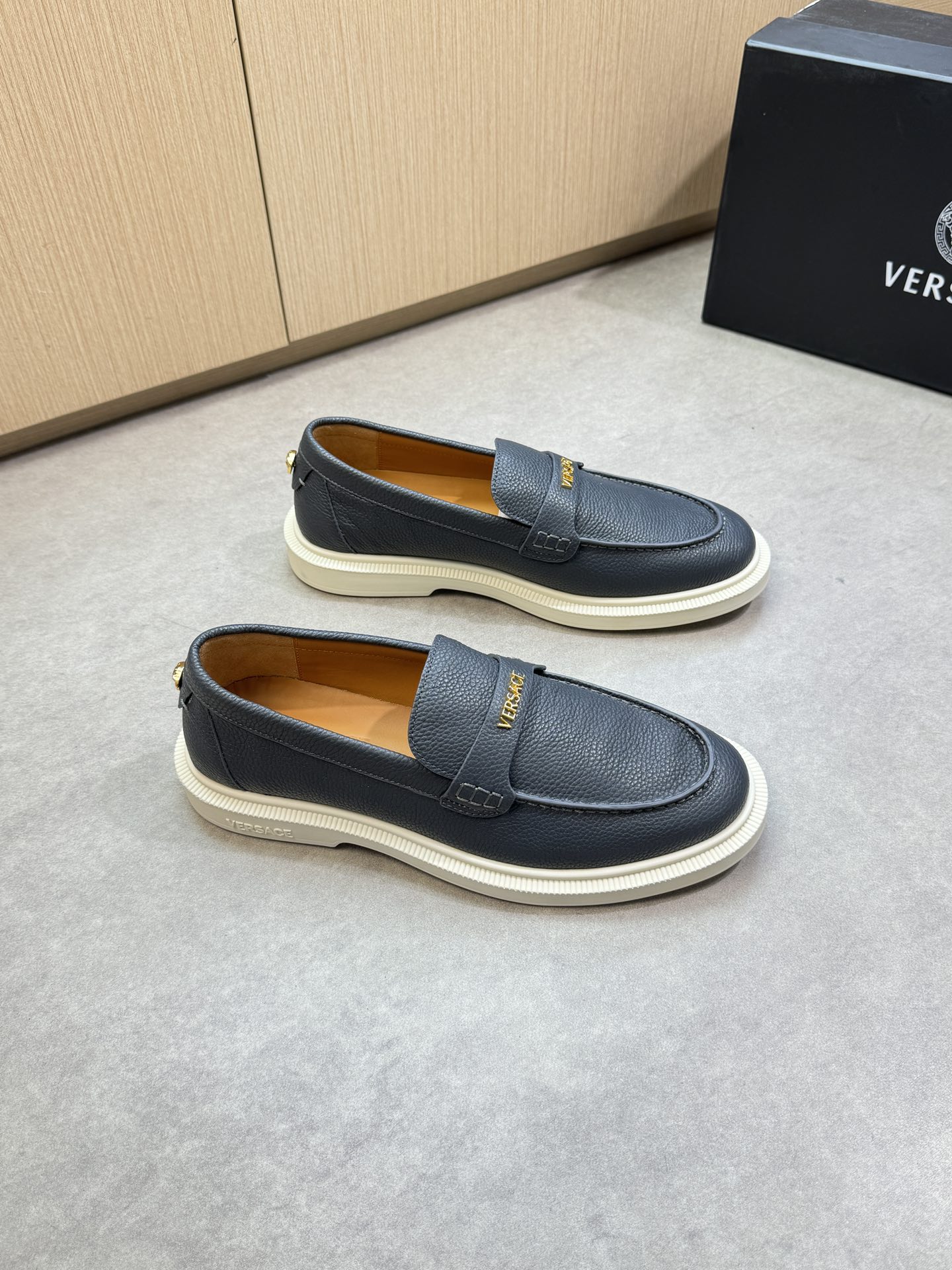 NO:346761,【VERSACE】VASAQ (Versace) - High-end quality Original single formal leather shoes - Imported upper lychewed calfskin, tongue, heel. Brand metal fastener decoration, shoe Dan hand-stitched string sewing mark thread - Inner water dyed cowhide - Outsole ultra-light TPR·Rubber molded outsole - Ultra-high quality control·fine workmanship highlighting (high-end, noble, grade) -Size 39-44 (38, 45, 46, custom made)·VS01462,,versace,versace,versace,cowhide19860909【VERSACE】瓦萨其 (范思哲) -高端品质 原单正装皮鞋 -鞋面进口荔纹小牛皮、鞋舌.后跟.品牌金属扣件装饰、鞋丹手工串缝马克线 -内里水染牛皮 -大底超轻TPR·橡胶成型大底 -超高品控·做工精细凸显(高端·贵气·档次) -Size 39-44（38,45,46,可订做)·VS01462,,versace,versace,versace,cowhide,Men's shoes