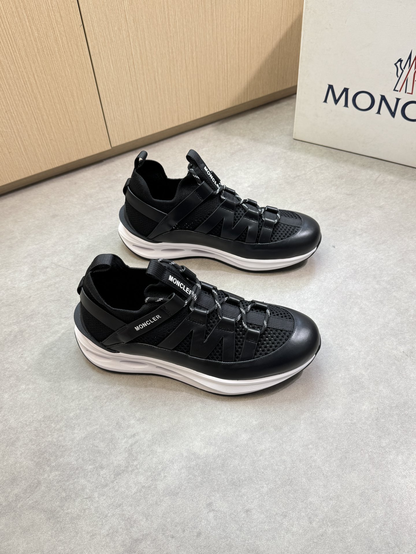 NO:346779,【MONCLER】Mongkelai (blind) - High-end quality original single casual sports shoes - Upper Napa calfskin, brand fly knit (knit) hollow cloth, brand logo webbing, shoe body silk screen brand logo - Neli brand canvas - Outsole ultralight TPU foaming·rubber; molded outsole - Ultra high quality control·fine workmanship highlighting (high-end·noble·grade) -Size 39-44 (38,45, custom made)·0126,, Moncler, Moncler, sneakers, cowhide19860909【MONCLER】盟可睐(蒙口) -高端品质 原单休闲运动鞋 -鞋面纳帕小牛皮、品牌飞织(针织)镂空布匹、品牌logo织带、鞋鞋身丝印品牌logo -内里品牌帆布 -大底超轻TPU发泡·橡胶；成型大底 -超高品控·做工精细凸显(高端·贵气·档次) -Size 39-44（38,45,可订做)·0126,,Moncler,Moncler,sneakers,cowhide,Men's shoes