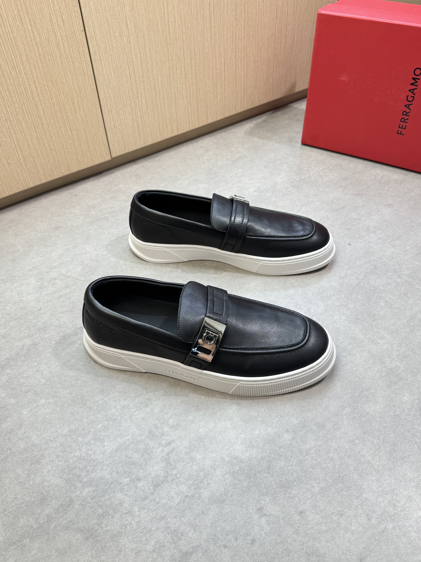 NO:346637,【Ferragamo】Ferragamo - High-end quality Original single-pedal casual version shoes - Upper Napa calfskin, brand metal fastener, shoe Danqian stitching, heel air compressor brand logo - Inner water dye cowhide - Outsole ultra-light TPR rubber; molded outsole - Ultra-high quality control · Fine workmanship highlight (high-end · noble · grade) -Size 38-45 (46, custom made)·FR9996,,ferragamo,ferragamo,cowhide19860909【 Ferragamo】菲拉格慕 -高端品质 原单一脚蹬休闲版鞋 -鞋面纳帕小牛皮、品牌金属扣件、鞋丹起股车缝线、后跟空压品牌logo -内里水染牛皮 -大底超轻TPR橡胶; 成型大底 -超高品控·做工精细凸显(高端·贵气·档次) -Size 38-45（46,可订做)·FR9996,,ferragamo,ferragamo,cowhide,Men's shoes