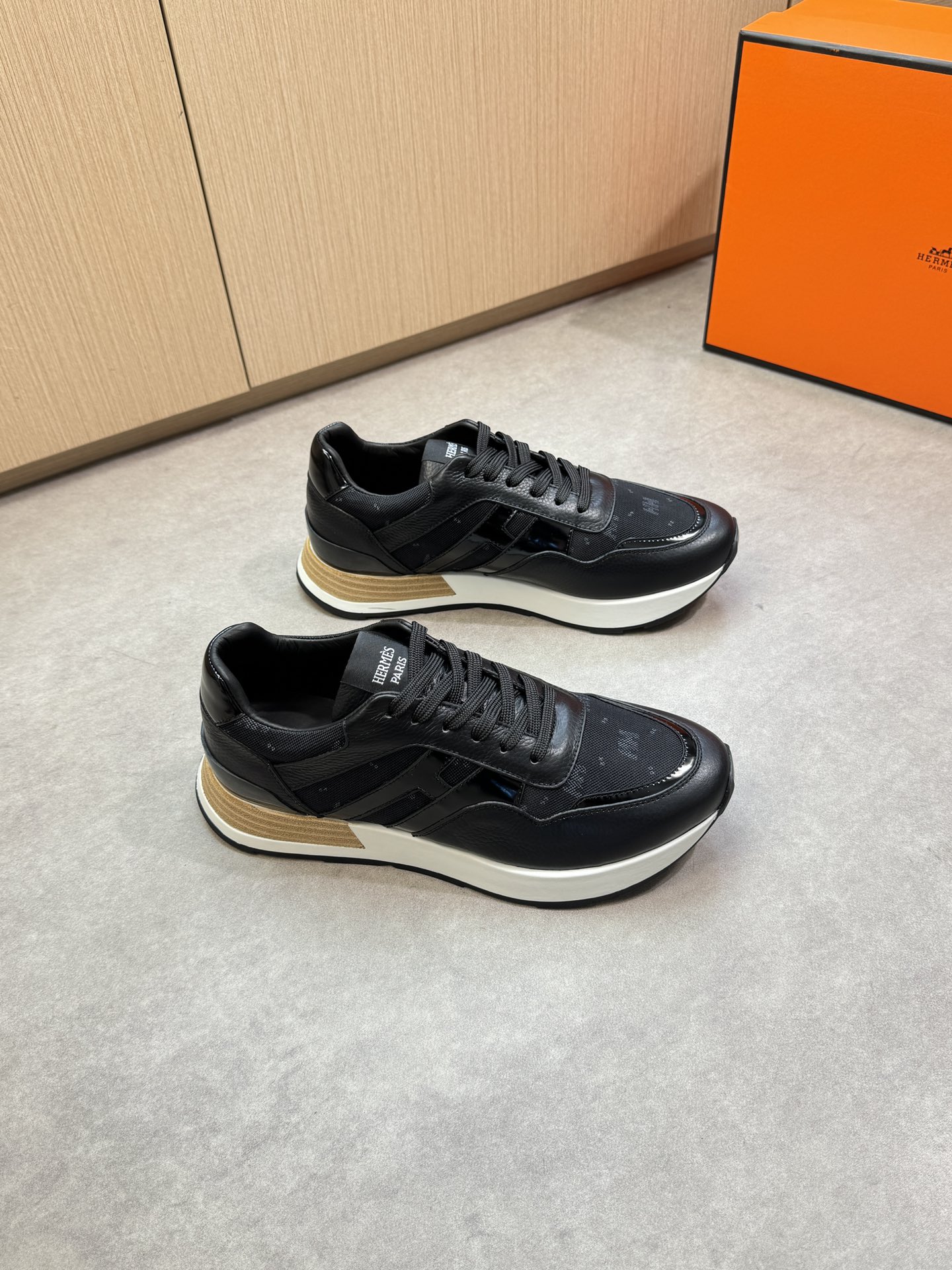NO:346654,【HERMES】HERMES - High-end quality Original single casual sneakers - upper lying pattern calfskin, brand totem canvas cloth, shoe body sewing brand H totem webbing, shoe tongue brand logo cloth - inner water dyed cowhide - outsole ultralight TPU foaming·rubber; two-color molded sole - ultra high quality control·fine workmanship highlighted (high-end, noble, grade) -Size 39-44 (38,45, custom made)·H0118,,hermes, hermes, sneakers,cowhide19860909【 HERMES】爱马仕 -高端品质 原单休闲运动鞋 -鞋面荔纹小牛皮、品牌图腾帆布布匹、鞋身车缝品牌H图腾织带、鞋舌品牌logo布标 -内里水染牛皮 -大底超轻TPU发泡·橡胶；双色成型大底 -超高品控·做工精细凸显(高端·贵气·档次) -Size 39-44（38,45,可订做)·H0118,,hermes,hermes,sneakers,cowhide,Men's shoes