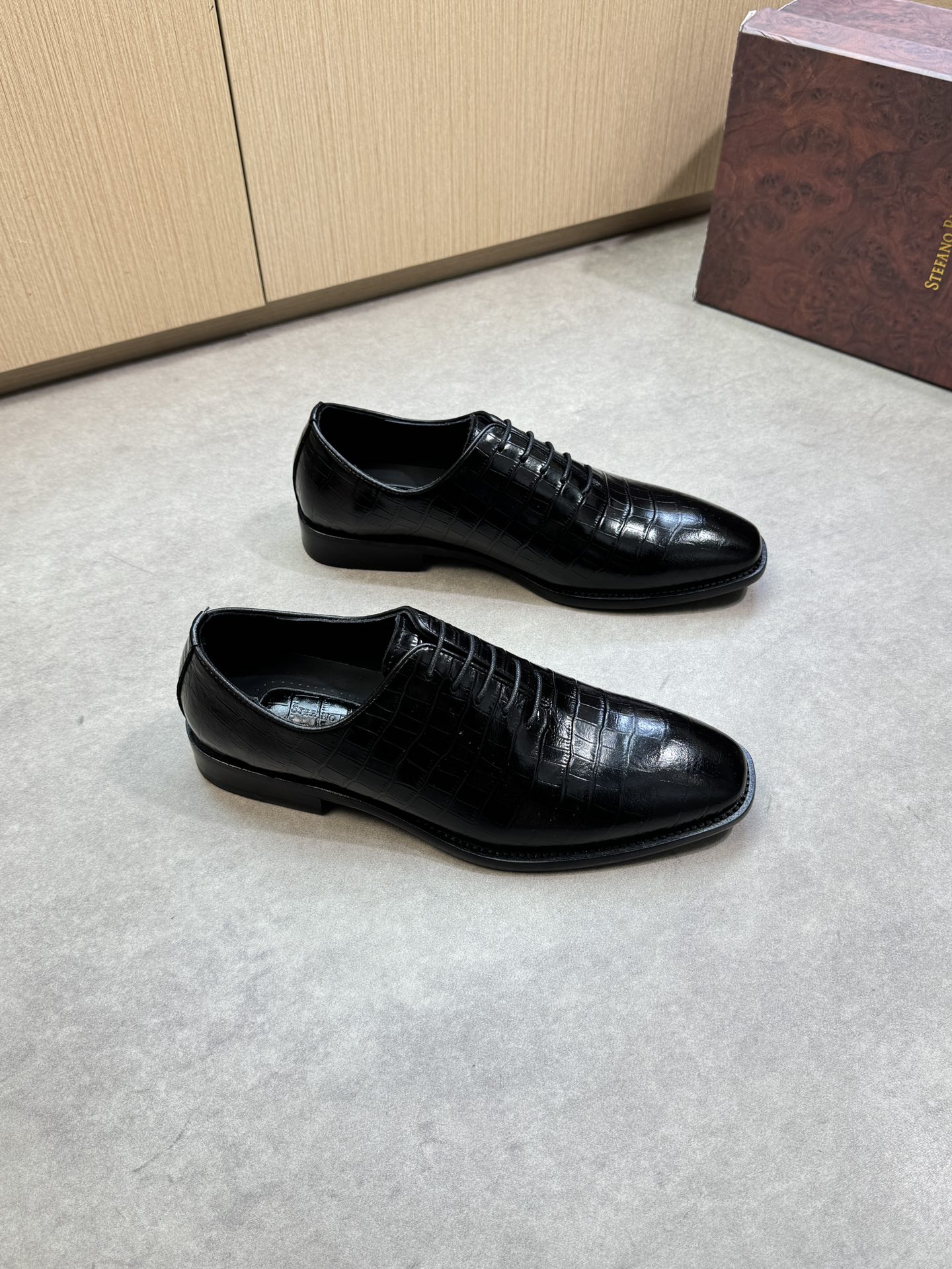 NO:347299,【Stefano Ricci】Stefano Rao Nich - High-end quality Original single leather shoes - Imported stone pattern calfskin on the upper, car spiraling process of shoe mouth - Inner water dyed cowhide - Outsole ultralight TPR rubber. Leather; Combined molded leather outsole - Ultra-high quality control·fine workmanship highlighted (high-end, noble, grade) -Size 39-44 (38,45, custom made)·ST9154,,cowhide,Leather soles19860909【Stefano Ricci】史蒂芬劳·尼治 -高端品质 原单正装皮鞋 -鞋面进口石头纹小牛皮、鞋口车滚边工艺 -内里水染牛皮 -大底超轻TPR橡胶.真皮；组合成型真皮大底 -超高品控·做工精细凸显(高端·贵气·档次) -Size 39-44（38,45,可订做)·ST9154,,cowhide,Leather soles,Men's shoes