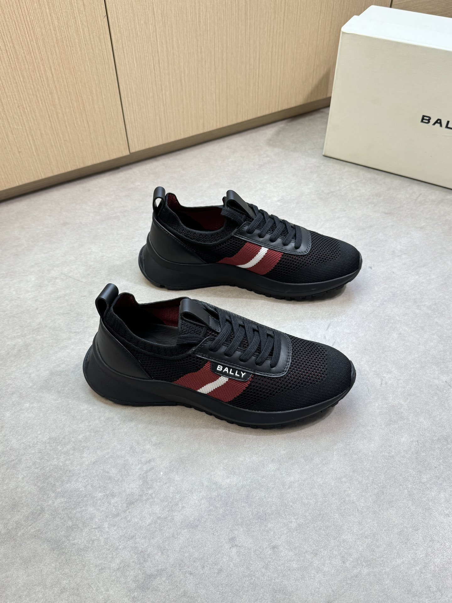 NO:347337,【BALLY】Barry - High-end quality Original single casual sneakers - Upper Napa calfskin, brand totem fly knit (knitted) cloth, silk-print high Zhoubo brand logo, - Inner water dyed cowhide - Outsole ultralight TPU foaming·rubber; Two-color molded outsole - Ultra-high quality control·fine workmanship highlighted (high-end, noble, grade) -Size 39-44 (38,45, custom made)·BL0039,,bally,sneakers,cowhide19860909【BALLY】巴利 -高端品质 原单休闲运动鞋 -鞋面纳帕小牛皮、品牌图腾飞织(针织)布匹、丝印高周波品牌logo、 -内里水染牛皮 -大底超轻TPU发泡·橡胶；双色成型大底 -超高品控·做工精细凸显(高端·贵气·档次) -Size 39-44（38,45,可订做)·BL0039,,bally,sneakers,cowhide,Men's shoes