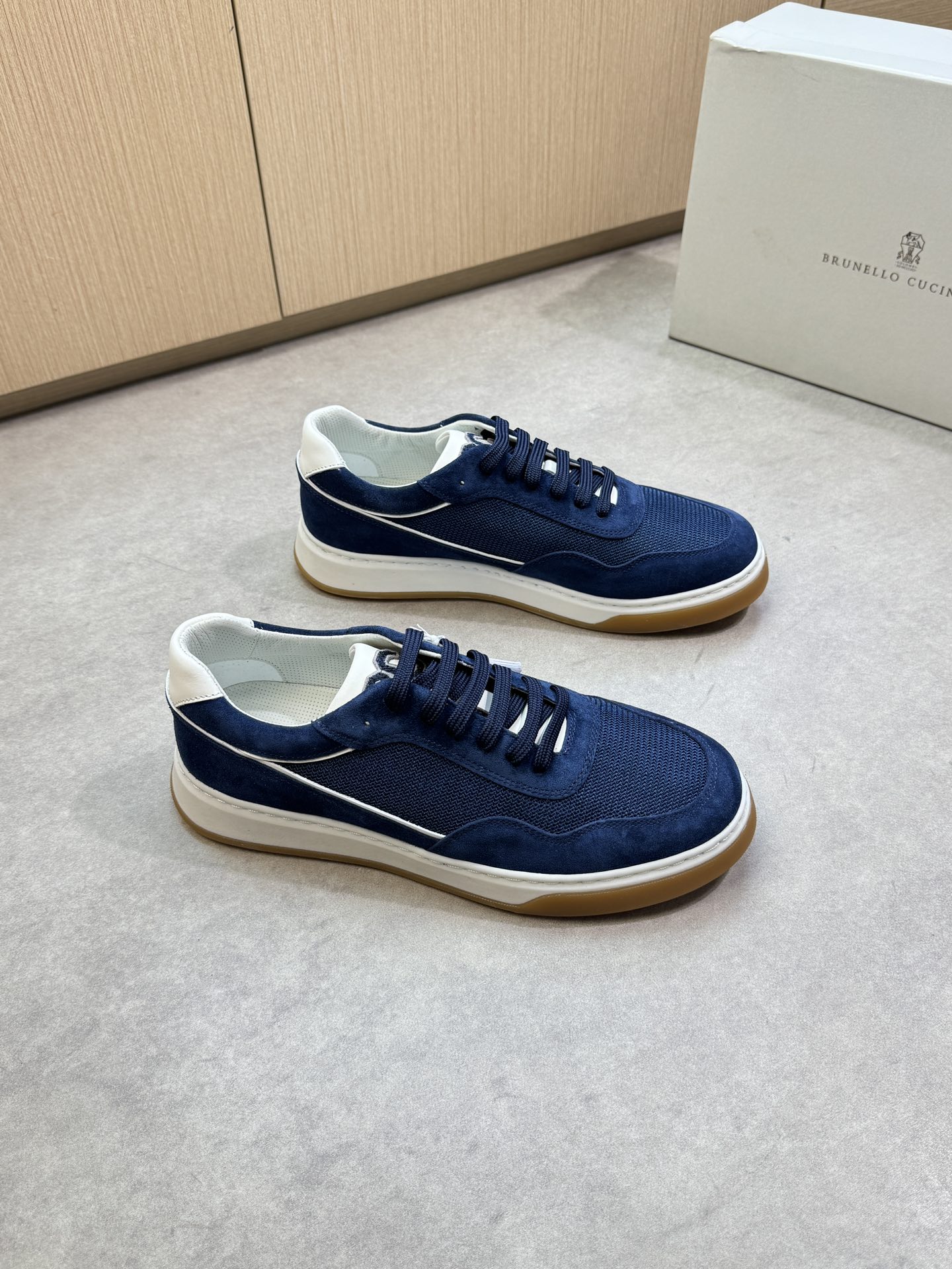 NO:347357,【Brunello Cucinelli】Brunello Cucinelli - High-end quality Original single casual sports shoes - Imported upper back-velvet calfskin, brand high mercerized canvas, tongue embroidery. Heel. Silk-printed high Zhoubo brand logo totem - Inner water dyed punched cowhide - Outsole ultra-light TPR·rubber; Two-color molded outsole - Ultra-high quality control·fine workmanship highlighted (high-end, noble, grade) -Size 39-44 (38, 45, 46, custom made)·BC0039,,brunello cucinelli,cowhide19860909【 Brunello Cucinelli】布鲁内洛·库奇内利 -高端品质 原单休闲运动板鞋 -鞋面进口反绒小牛皮、品牌高丝光帆布、鞋舌刺绣.后跟.丝印高周波品牌Logo图腾 -内里水染打孔牛皮 -大底超轻TPR·橡胶；双色成型大底 -超高品控·做工精细凸显(高端·贵气·档次) -Size 39-44（38,45,46,可订做)·BC0039,,brunello cucinelli,cowhide,Men's shoes