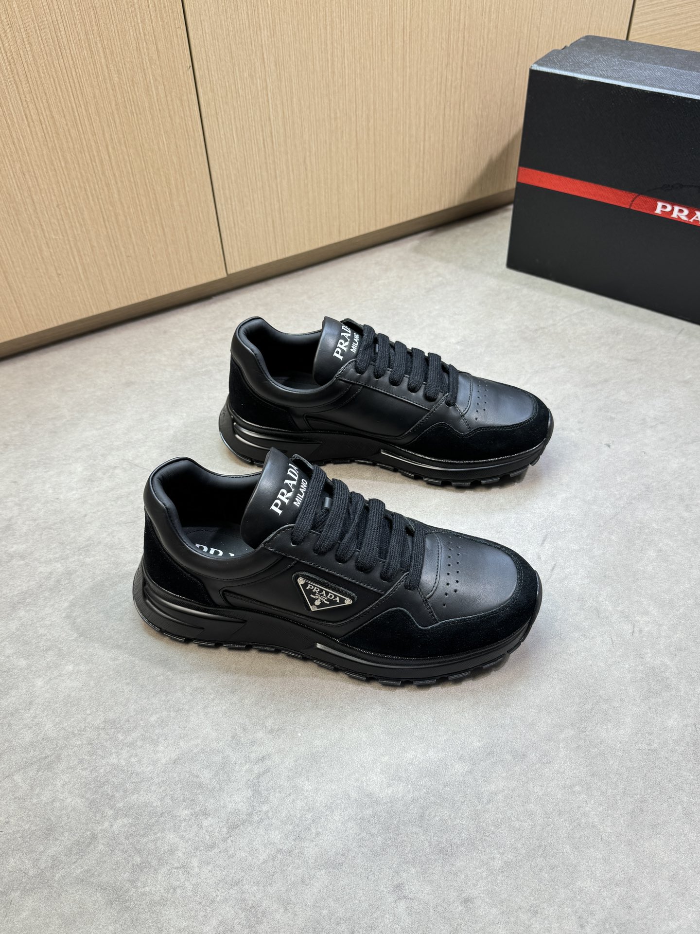 NO:347377,【PRADA】Prada - High-end quality Original single casual sneakers - Upper Napa calfskin, reverse velvet calfskin, shoe body sewing brand metal fastener, shoe tongue. Silk-printed high Zhoubo brand logo - Inner water dyed cowhide - Outsole ultra-light TPU·Rubber two-color molded outsole - Ultra-high quality control·fine workmanship highlighted (high-end, noble, grade) -Size 39-44 (38,45, custom made)·0234,,prada,prada,sneakers,cowhide19860909【PRADA】普拉达 -高端品质 原单休闲运动鞋 -鞋面纳帕小牛皮、反绒小牛皮、鞋身车缝品牌金属扣件、鞋舌.丝印高周波品牌logo -内里水染牛皮 -大底超轻TPU·橡胶双色成型大底 -超高品控·做工精细凸显(高端·贵气·档次) -Size 39-44（38,45,可订做)·0234,,prada,prada,sneakers,cowhide,Men's shoes