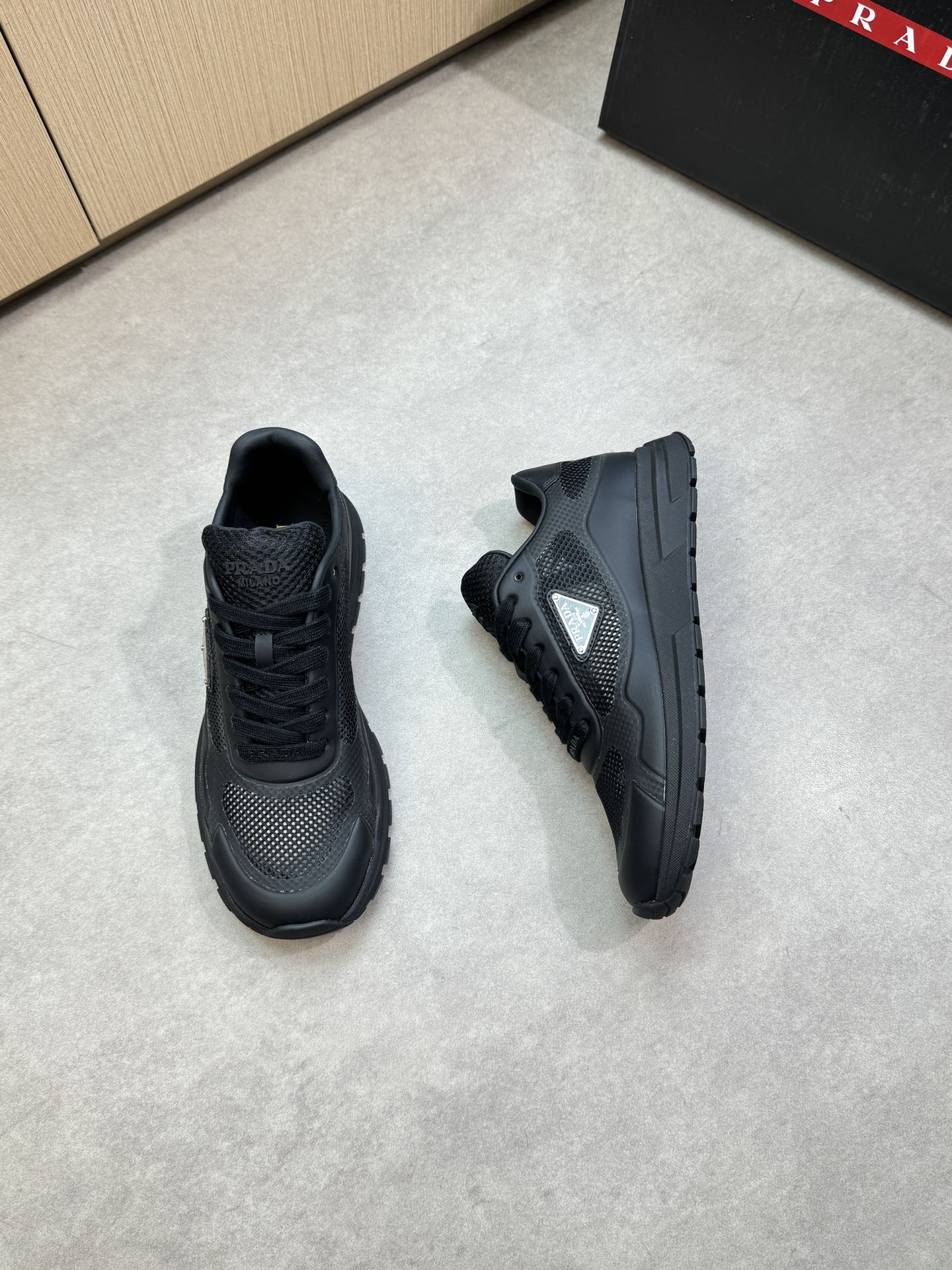 【PRADA】普拉达 P360💰
-高端品质  原单🔍🔍🔍休闲运动鞋
-鞋面：🔝纳帕小牛皮、品牌镂空网帆布.热切工艺、鞋身车缝品牌金属扣件、鞋舌.注塑品牌logo、后跟.空压品牌logo
-内里：水染羊皮
-大底：超轻TPU·橡胶：双色成型大底
-超高品控·做工精细：凸显(高端·贵气·档次)
-Size ：39-44（38，45，可订做)·03858