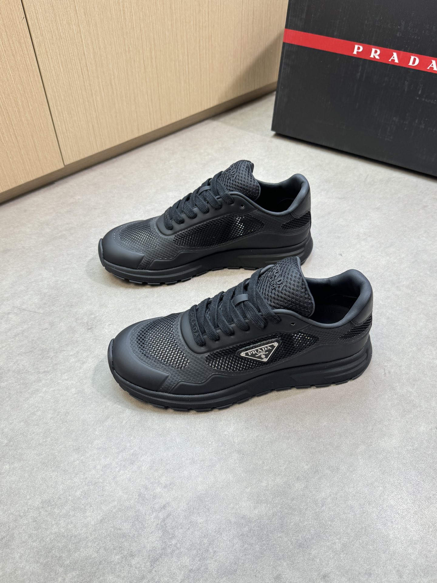 【PRADA】普拉达 P360💰
-高端品质  原单🔍🔍🔍休闲运动鞋
-鞋面：🔝纳帕小牛皮、品牌镂空网帆布.热切工艺、鞋身车缝品牌金属扣件、鞋舌.注塑品牌logo、后跟.空压品牌logo
-内里：水染羊皮
-大底：超轻TPU·橡胶：双色成型大底
-超高品控·做工精细：凸显(高端·贵气·档次)
-Size ：39-44（38，45，可订做)·03858