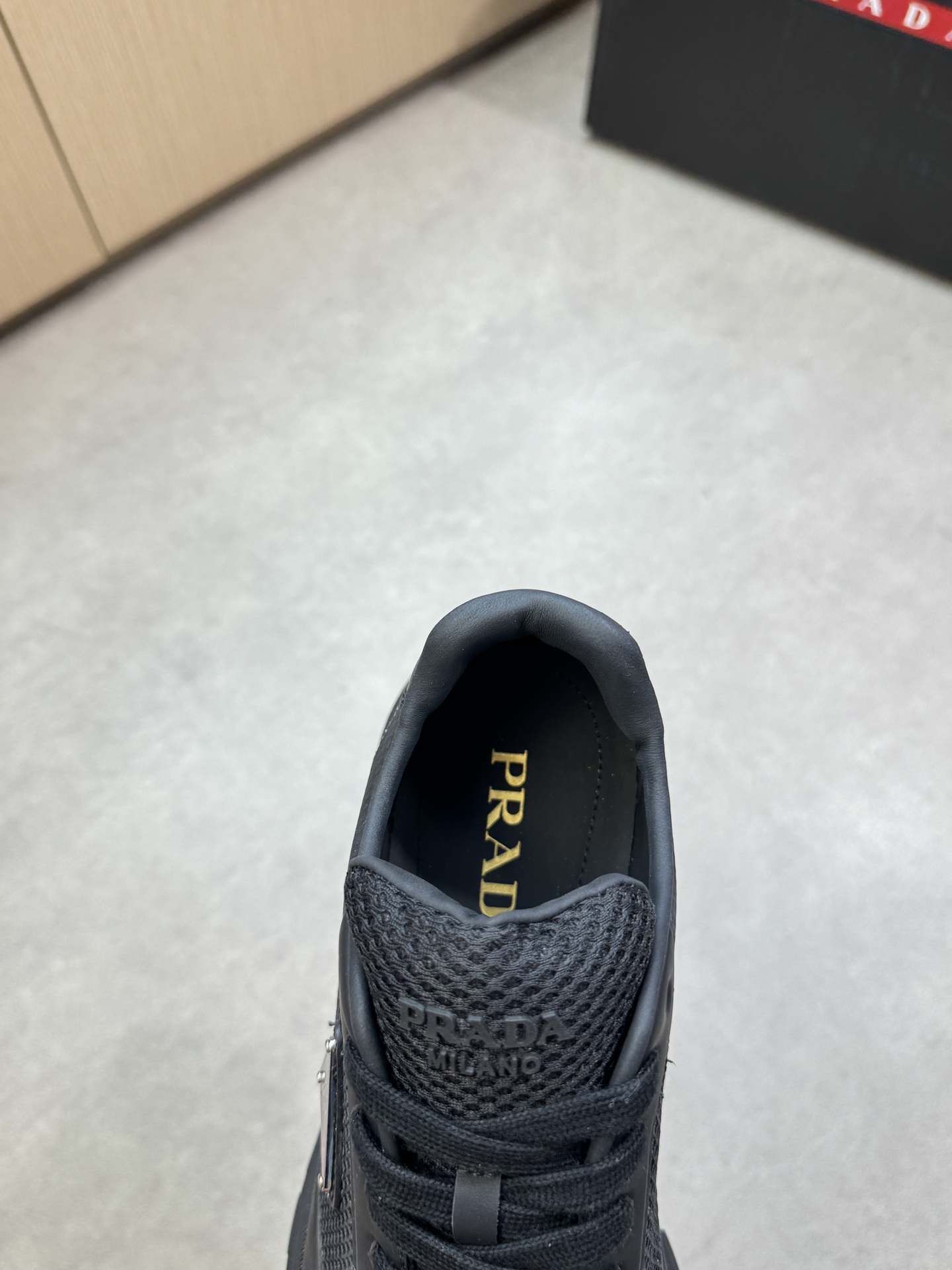 【PRADA】普拉达 P360💰
-高端品质  原单🔍🔍🔍休闲运动鞋
-鞋面：🔝纳帕小牛皮、品牌镂空网帆布.热切工艺、鞋身车缝品牌金属扣件、鞋舌.注塑品牌logo、后跟.空压品牌logo
-内里：水染羊皮
-大底：超轻TPU·橡胶：双色成型大底
-超高品控·做工精细：凸显(高端·贵气·档次)
-Size ：39-44（38，45，可订做)·03858