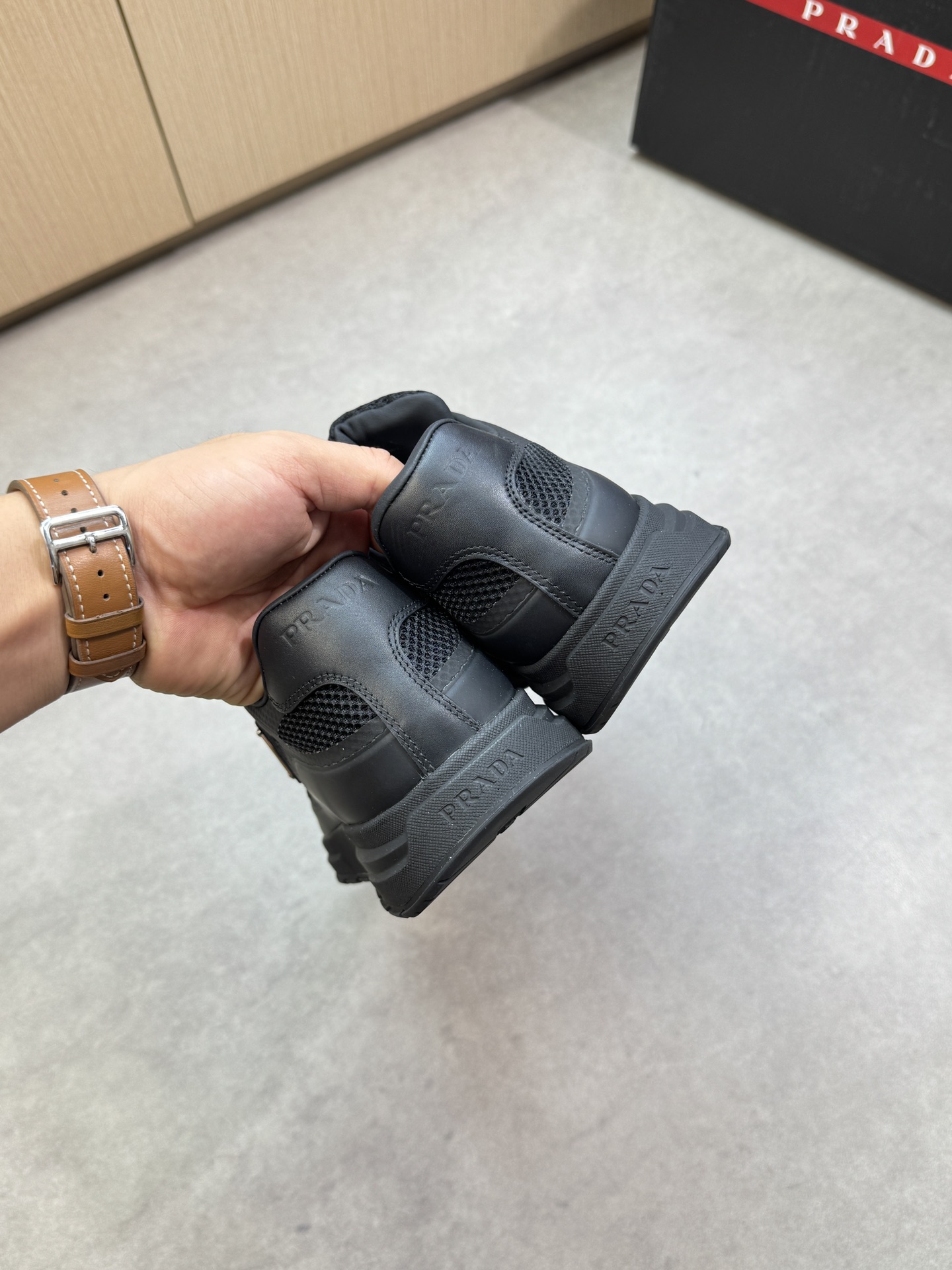 【PRADA】普拉达 P360💰
-高端品质  原单🔍🔍🔍休闲运动鞋
-鞋面：🔝纳帕小牛皮、品牌镂空网帆布.热切工艺、鞋身车缝品牌金属扣件、鞋舌.注塑品牌logo、后跟.空压品牌logo
-内里：水染羊皮
-大底：超轻TPU·橡胶：双色成型大底
-超高品控·做工精细：凸显(高端·贵气·档次)
-Size ：39-44（38，45，可订做)·03858