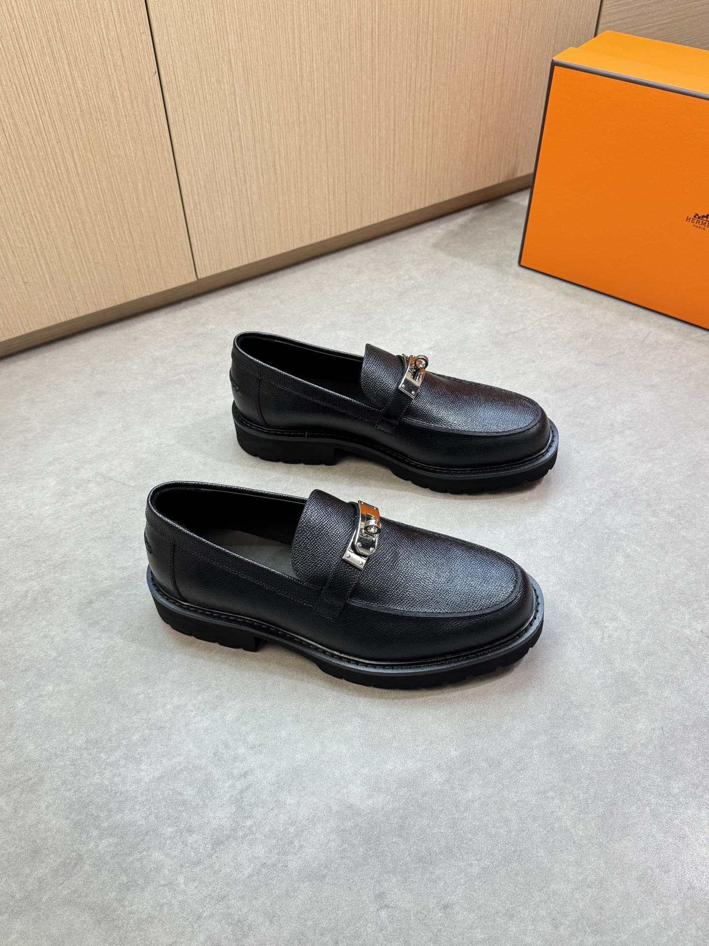 NO:349342,【HERMES】HERMES - High-end quality Original single · formal leather shoes - Imported upper palm pattern calfskin, shoe Dan outer joint stitching, brand metal fastener horizontal decoration - Inner water dyed cowhide - Outsole ultra-light TPU foaming·rubber; combined molding outsole - Ultra-high quality control·fine workmanship highlighted (high-end, noble, grade) -Size 39-45 (38, 45, 46, size can be customized)·H0105,, hermes, hermes, cowhide19860909【 HERMES】爱马仕 -高端品质 原单·正装皮鞋 -鞋面进口手掌纹小牛皮、鞋丹外合车缝线、品牌金属扣件横担装饰 -内里水染牛皮 -大底超轻TPU发泡·橡胶；组合成型大底 -超高品控·做工精细凸显( 高端·贵气·档次 ) -Size 39-45（38,45,46,码可订做)·H0105,,hermes,hermes,cowhide,Men's shoes