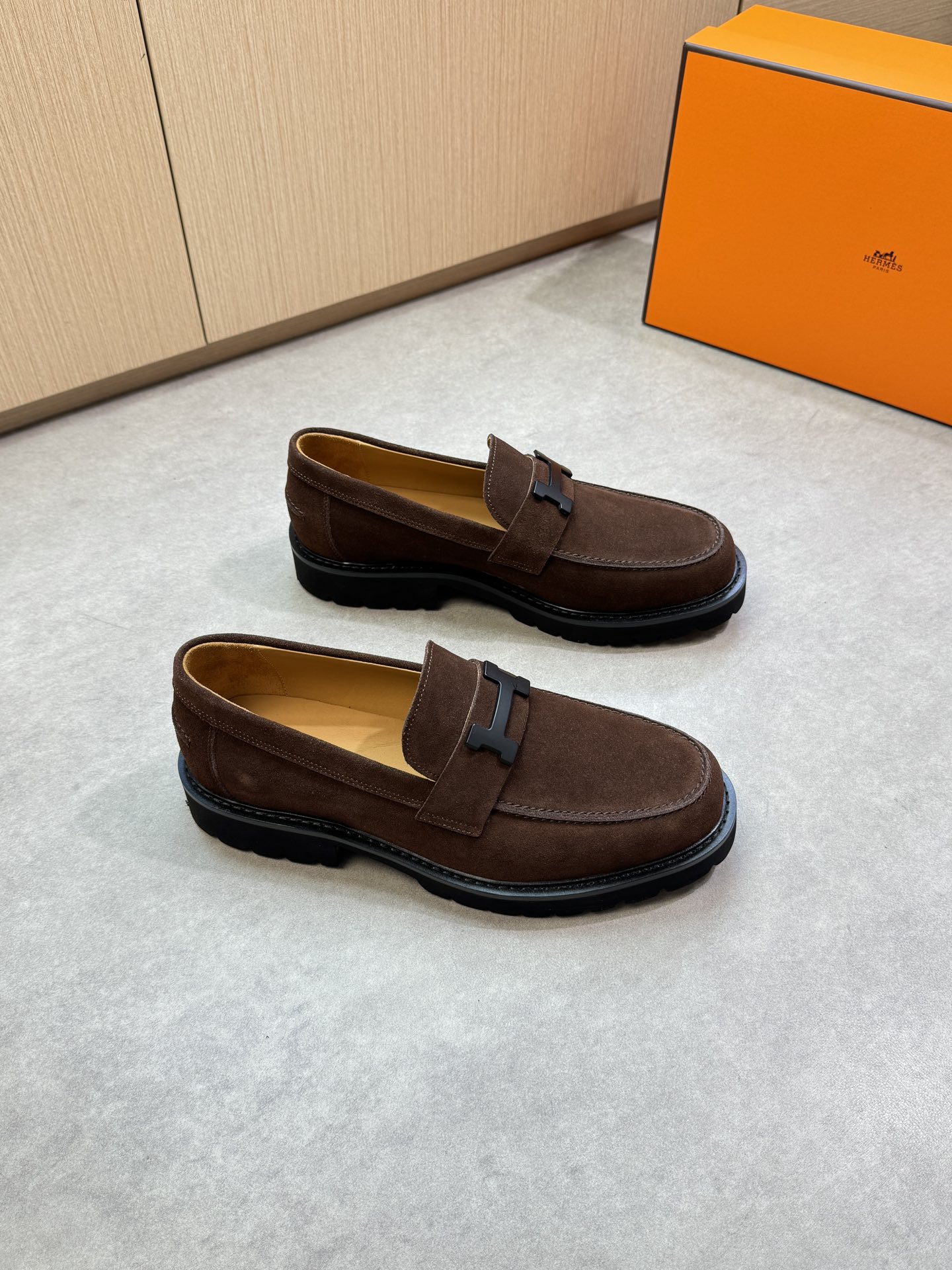 NO:349359,【HERMES】HERMES - High-end quality Original single · formal leather shoes - Imported upper reverse velvet calfskin, shoe Dan outer joint stitching, brand metal fastener horizontal decoration - Inner water dyed cowhide - Outsole ultralight TPU foaming·rubber; Combined molding outsole - Ultra-high quality control·fine workmanship highlighted (high-end, noble, grade) -Size 39-45 (38, 45, 46, size can be customized)·H0105,, hermes, hermes, cowhide19860909【 HERMES】爱马仕 -高端品质 原单·正装皮鞋 -鞋面进口反绒小牛皮、鞋丹外合车缝线、品牌金属扣件横担装饰 -内里水染牛皮 -大底超轻TPU发泡·橡胶；组合成型大底 -超高品控·做工精细凸显( 高端·贵气·档次 ) -Size 39-45（38,45,46,码可订做)·H0105,,hermes,hermes,cowhide,Men's shoes