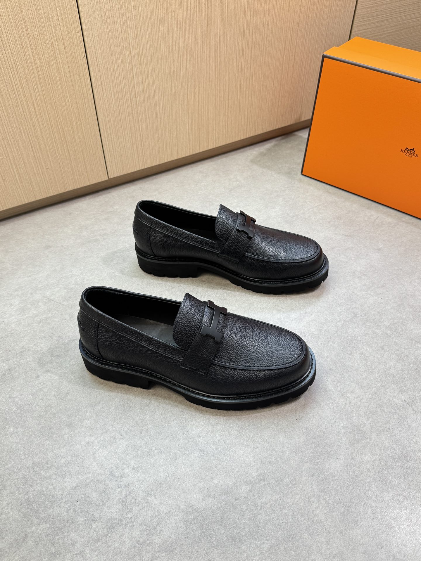 NO:349269,【HERMES】HERMES - High-end quality Original single · formal leather shoes - Imported lit-patterned calfskin on the upper, external stitching of the shoe Dan, brand metal fastener horizontal decoration - Inner water dyed cowhide - Outsole ultra-light TPU foaming·rubber; Combined molding outsole - Ultra-high quality control·fine workmanship highlighted (high-end, noble, grade) -Size 39-45 (38, 45, 46, size can be customized)·H0105,, hermes, hermes, cowhide19860909【 HERMES】爱马仕 -高端品质 原单·正装皮鞋 -鞋面进口荔纹小牛皮、鞋丹外合车缝线、品牌金属扣件横担装饰 -内里水染牛皮 -大底超轻TPU发泡·橡胶；组合成型大底 -超高品控·做工精细凸显( 高端·贵气·档次 ) -Size 39-45（38,45,46,码可订做)·H0105,,hermes,hermes,cowhide,Men's shoes