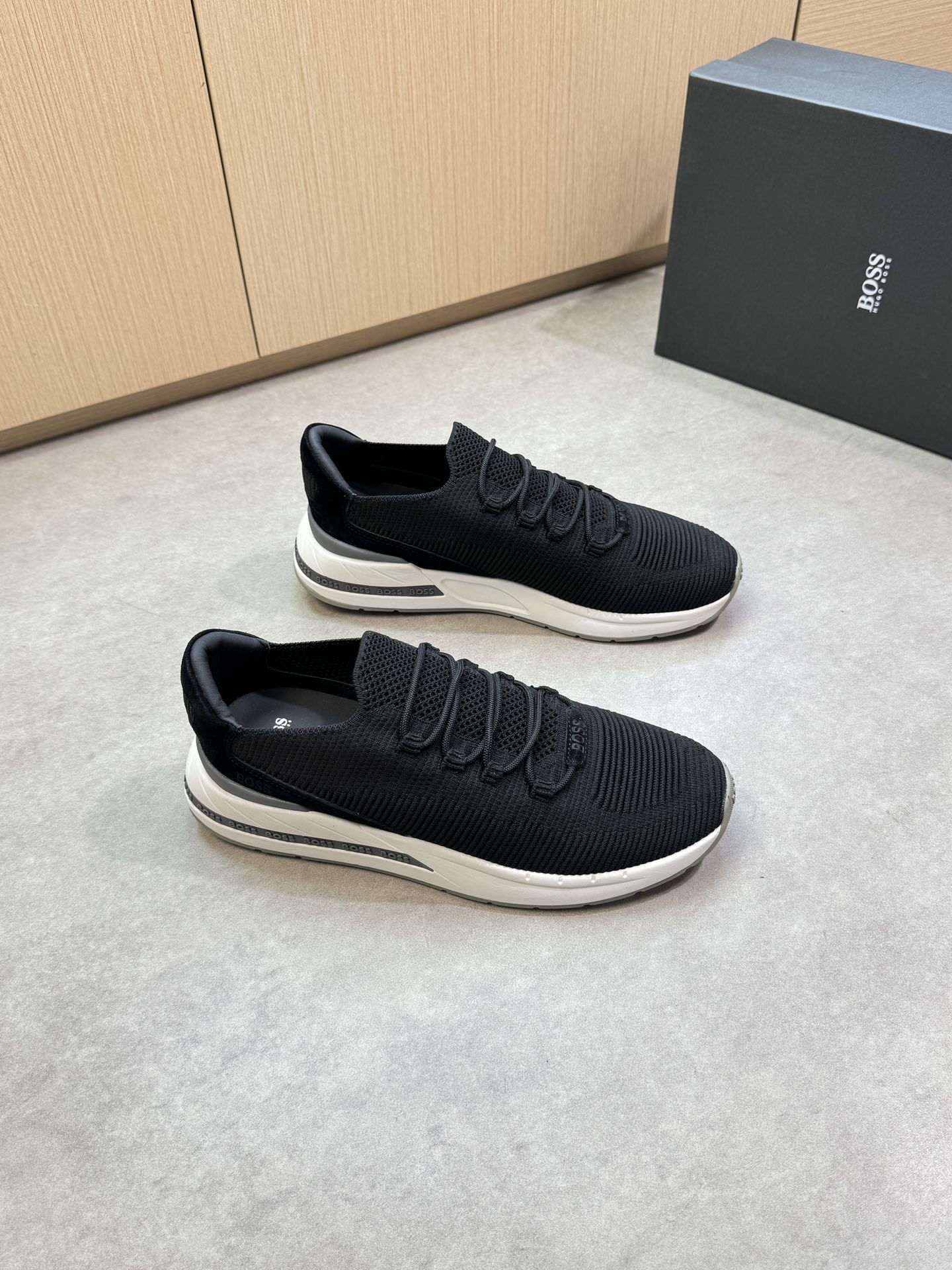 NO:349338,【BOSS】Boss - High-end quality Original single · Casual sports shoes - Upper reverse velvet calfskin, brand high merceration flying knit (knitted) canvas, shoe body air compressor brand logo - Inner water dye cowhide - Outsole ultralight TPU·rubber; Two-color molded outsole - Ultra-high quality control · fine workmanship highlighted (high-end · nobility · grade) -Size 39-44 (38, 45, 46, custom made)·0039,,sneakers,cowhide19860909【BOSS】博思 -高端品质 原单·休闲运动鞋 -鞋面反绒小牛皮、品牌高丝光飞织(针织)帆布、鞋身空压品牌logo -内里水染牛皮 -大底超轻TPU·橡胶；双色成型大底 -超高品控·做工精细凸显(高端·贵气·档次) -Size 39-44（38,45,46,可订做)·0039,,sneakers,cowhide,Men's shoes