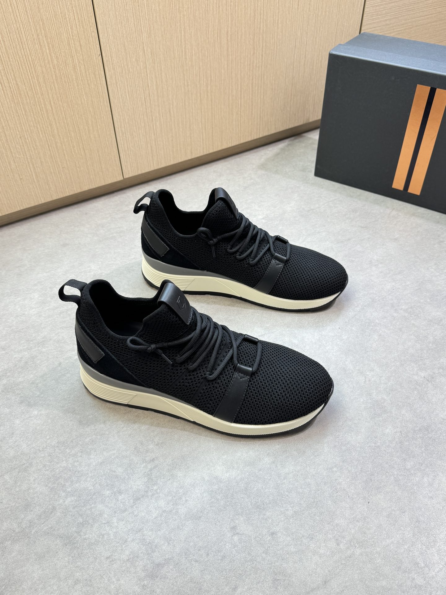NO:349355,【Zegna】Jenia - High-end quality Original single casual sneakers - Upper Napa calfskin, reverse velvet calfskin, brand fly knit (knitted) cloth, shoe tongue air compressor brand logo totem - Inner water dyed cowhide - Outsole ultralight TPU foaming· Rubber two-color molded outsole - Ultra-high quality control· Fine workmanship highlighted (high-end, noble, grade) -Size: 39-44 (38, 45, 46, custom made)·0039,,zegna, sneakers, cowhide19860909【Zegna】杰尼亚 -高端品质 原单休闲运动鞋 -鞋面纳帕小牛皮、反绒小牛皮、品牌飞织(针织)布匹、鞋舌空压品牌logo图腾 -内里水染牛皮 -大底超轻TPU发泡·橡胶双色成型大底 -超高品控·做工精细凸显(高端·贵气·档次) -Size: 39-44（38,45,46,可订做)·0039,,zegna,sneakers,cowhide,Men's shoes